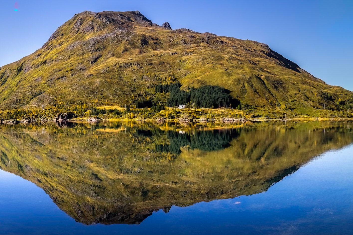 View from the roadside (815) west of Valberg, Vestvågøy. 12:05 pm.