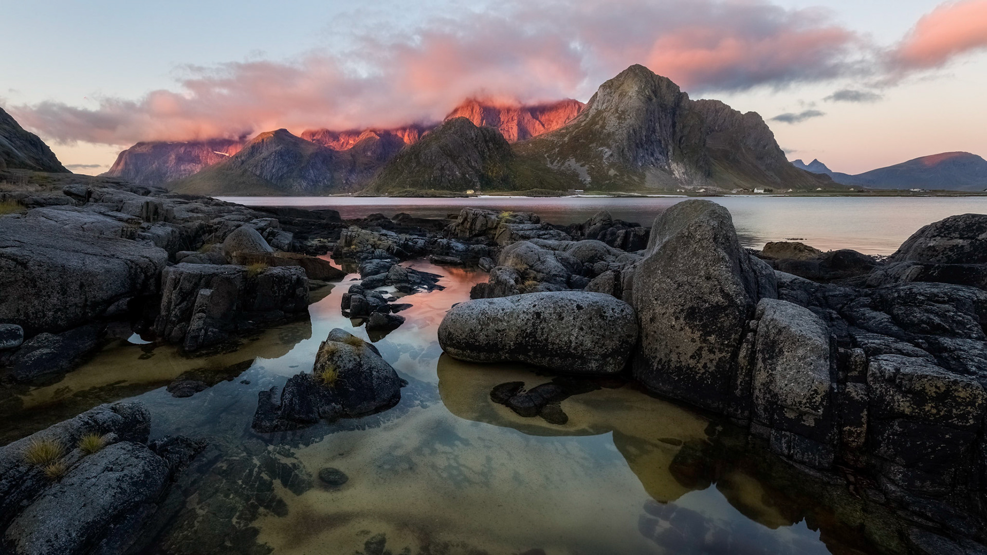 Vareid Shore Rockpools. Flakstad. 06:51 am.