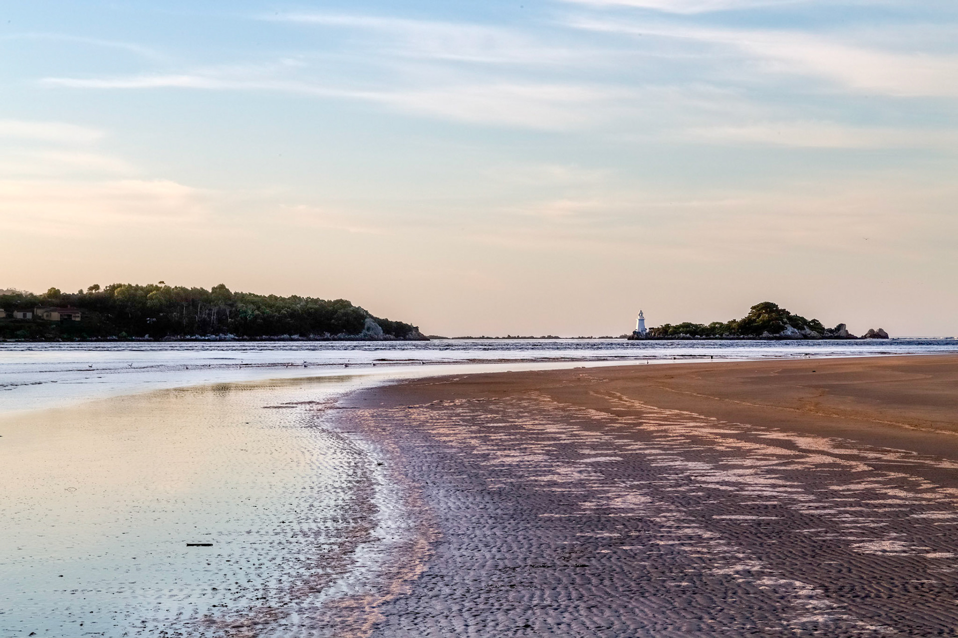 'Hells Gates' entrance to Macquarie Harbour. Macquarie Heads (L), Entrance Island (R).