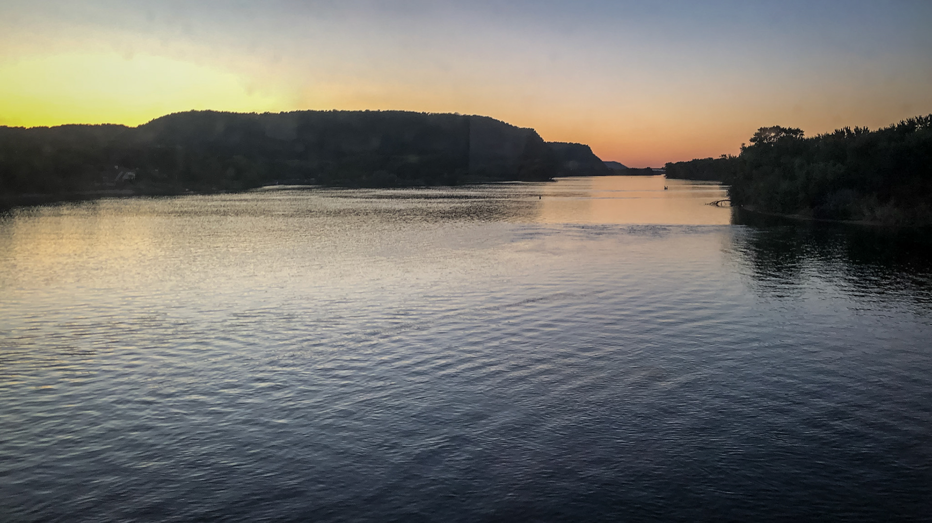 Mississippi River, Crossing  the border from Wisconsin in to Minnesota