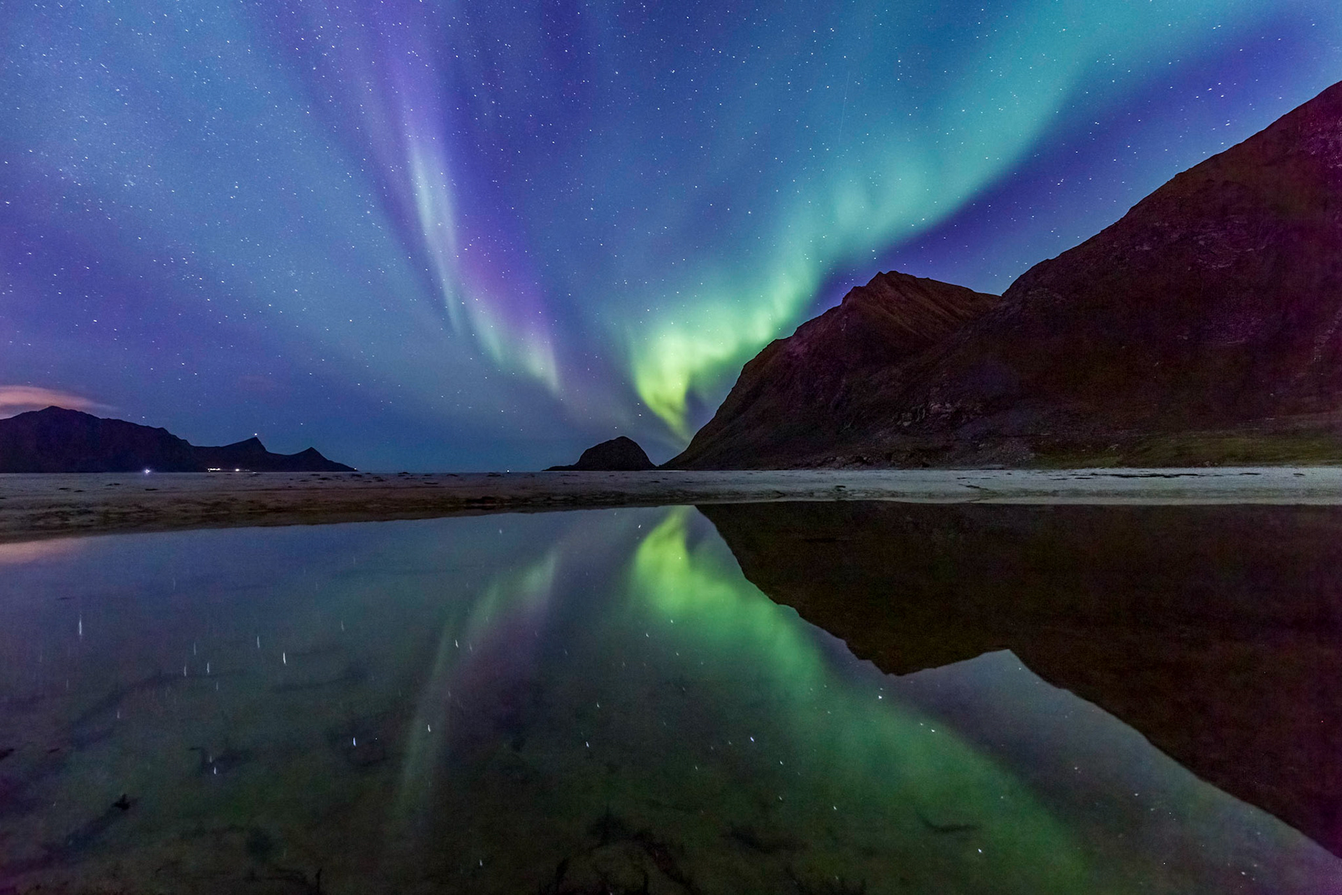 'Aurora borealis' at Utakleiv Beach. 11:18 pm.