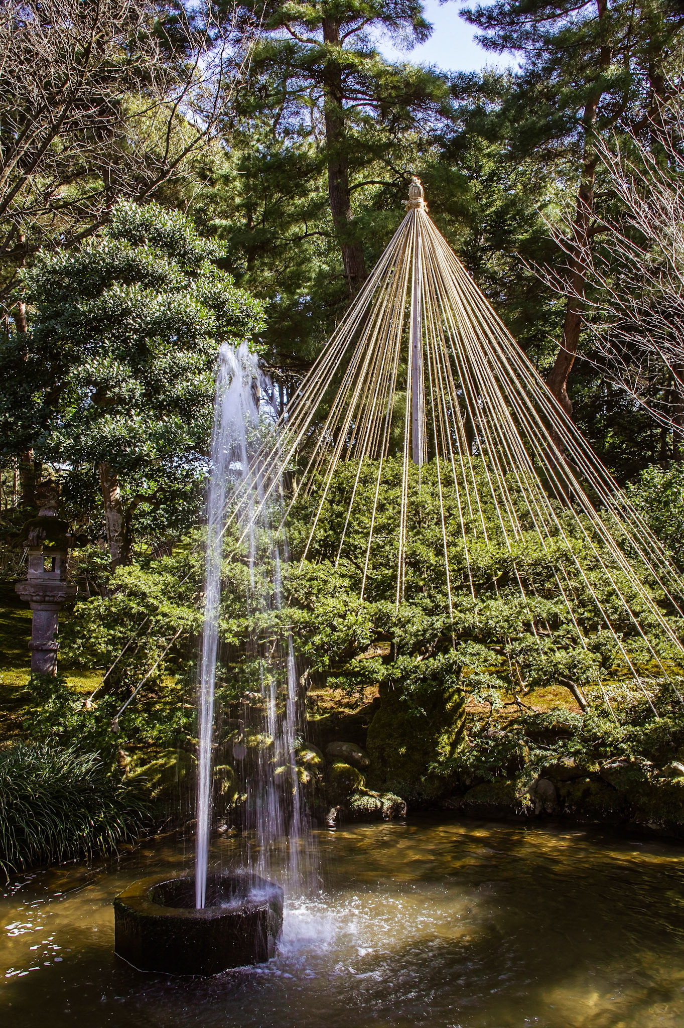 Fountain, oldest in Japan. Kenrokuen Garden