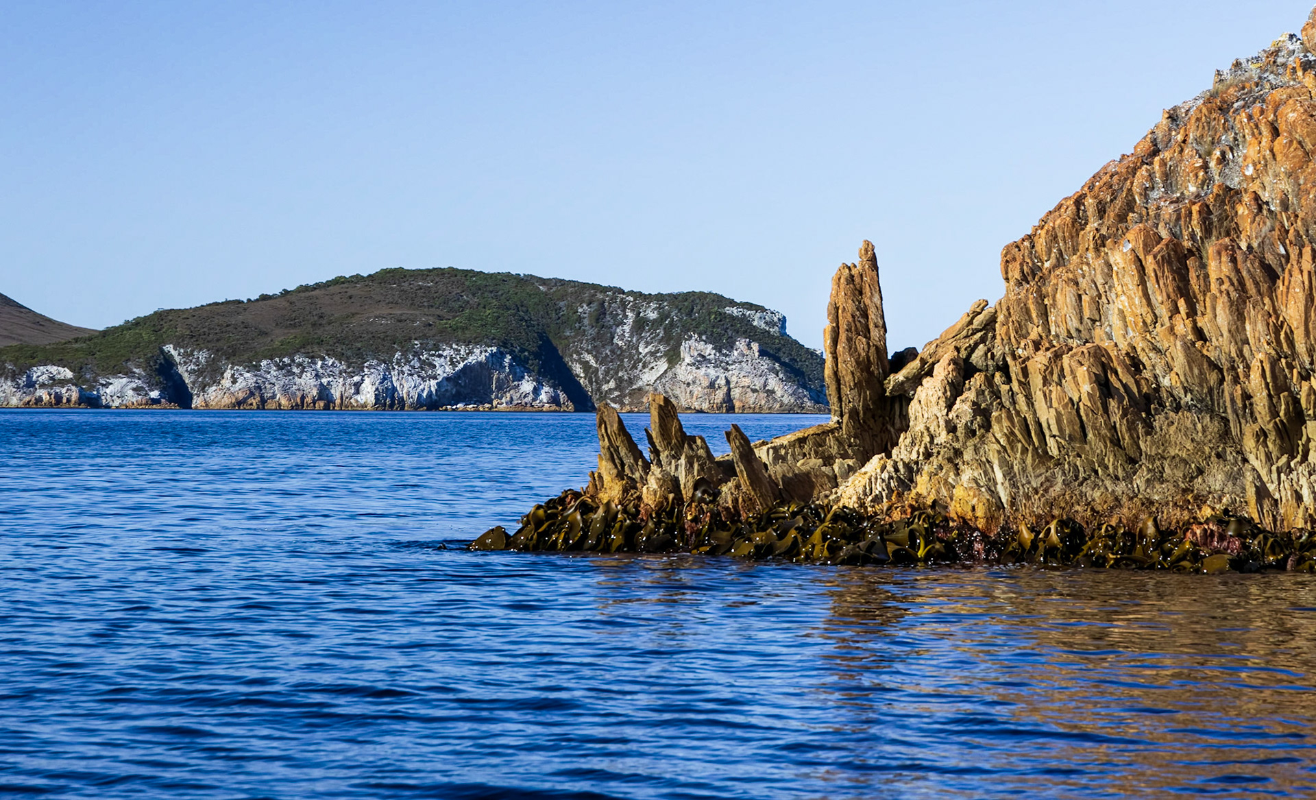 A cruise along the Breaksea Islands.