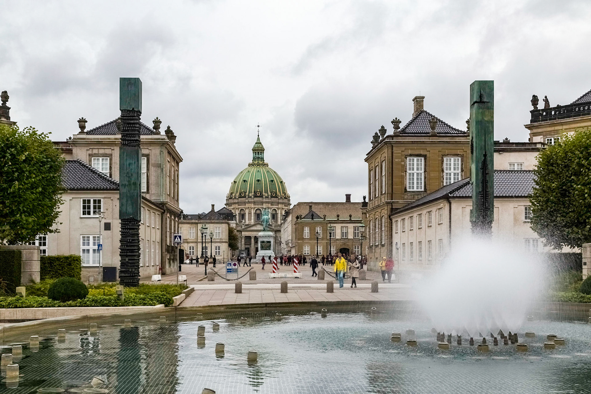 Amalienhaven Fountain with view to Frederiks Kerke