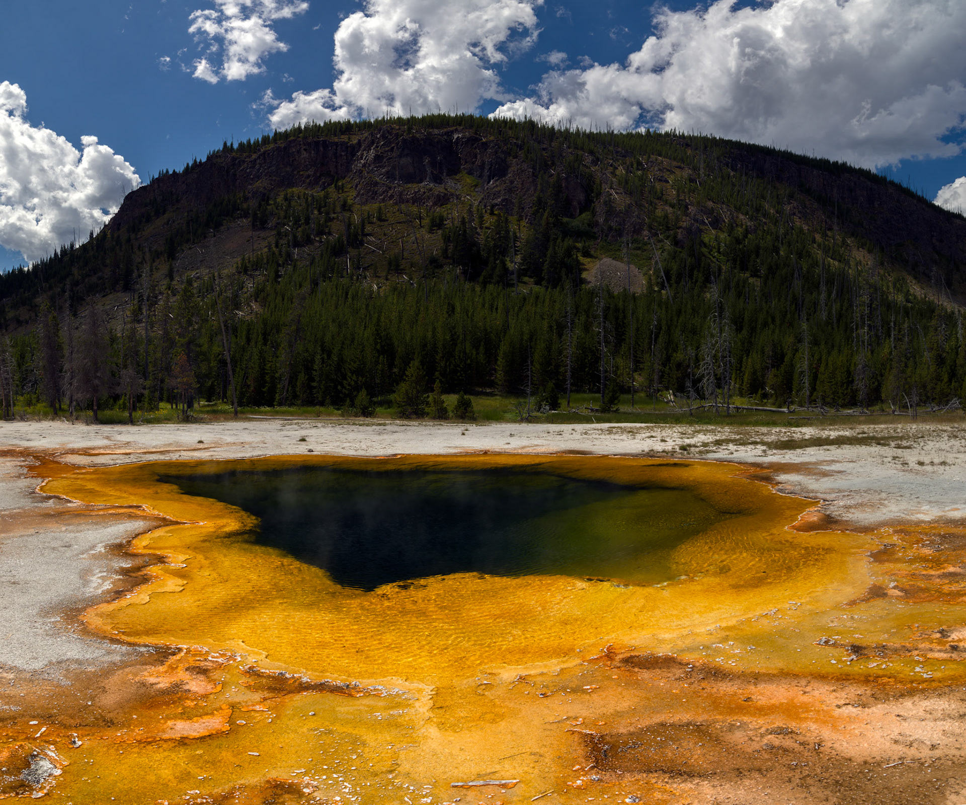 Emerald Pool. Black Sand Basin, Yellowstone National Park, Wyoming.
