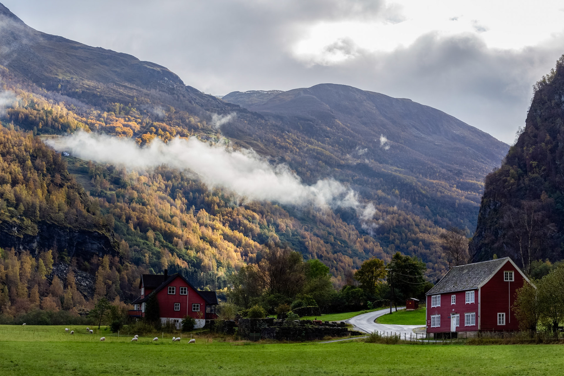 Along the walk up to the Brekkefossen waterfall