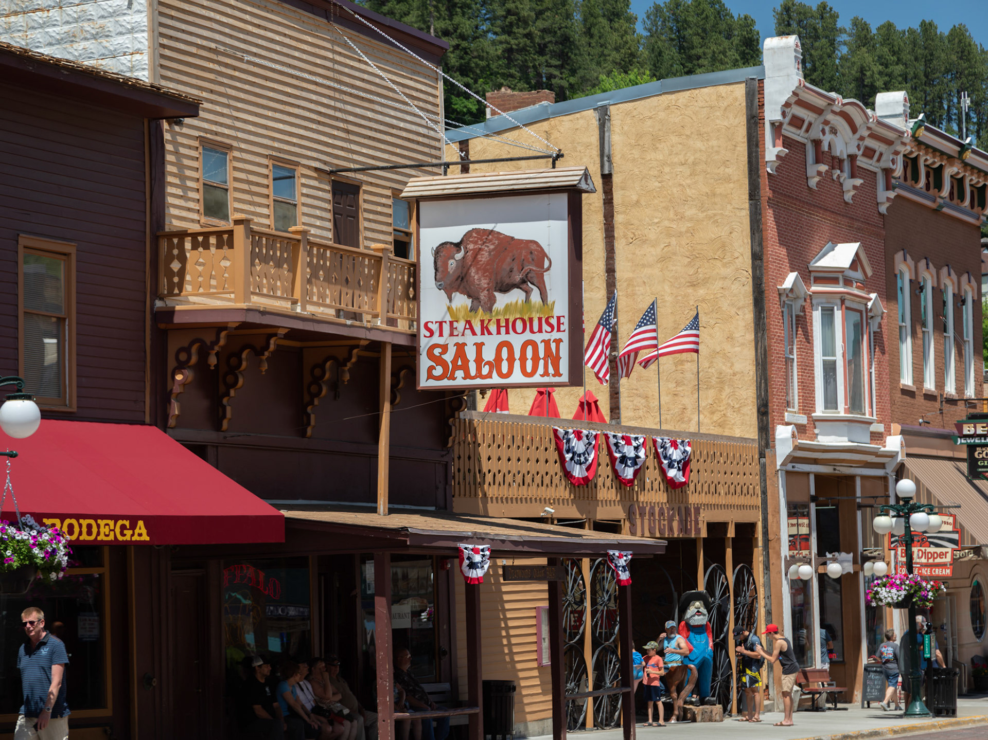 Deadwood: tourist hotspot of souvenir shops, bars and casinos
