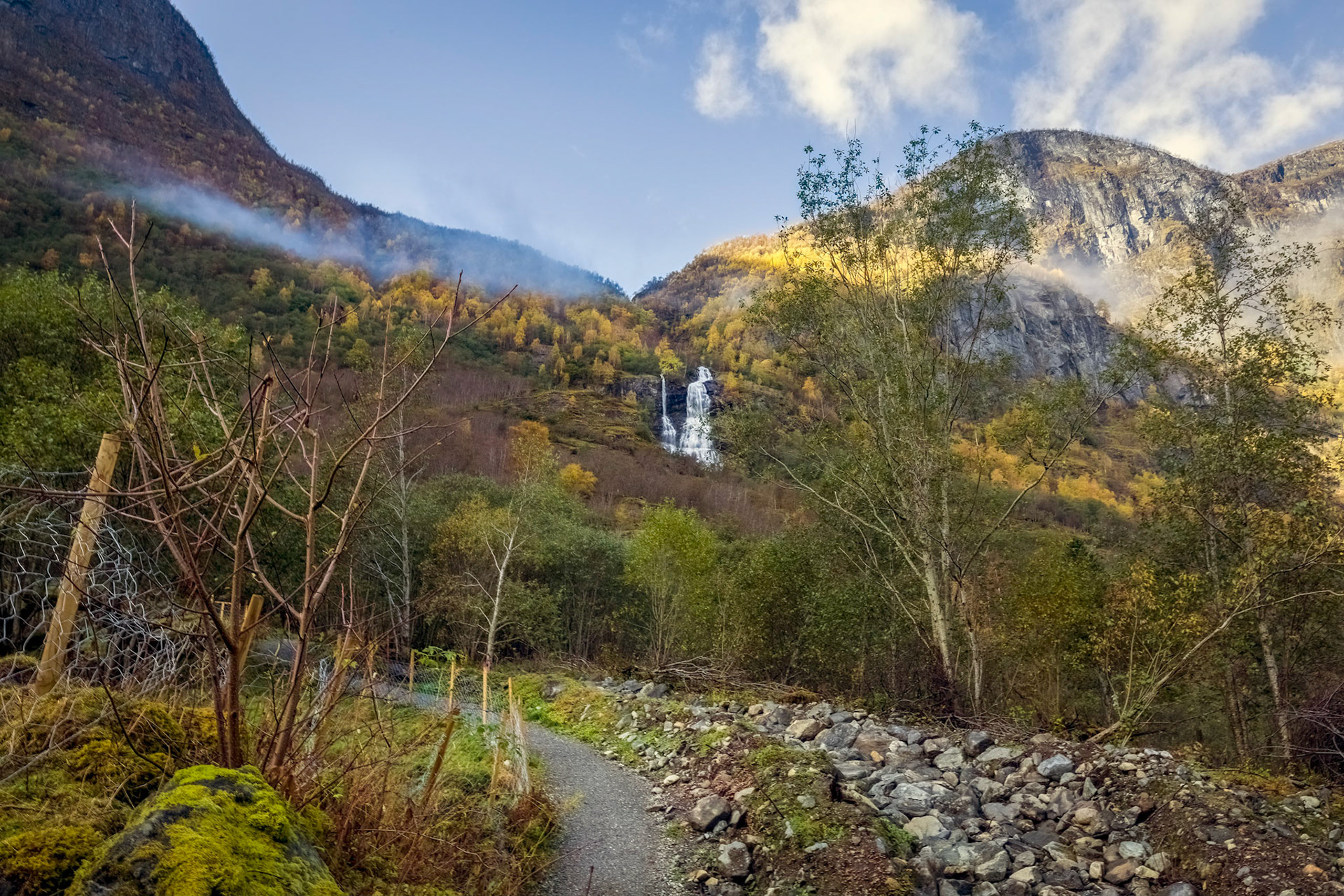 On the track up to the Brekkefossen waterfall