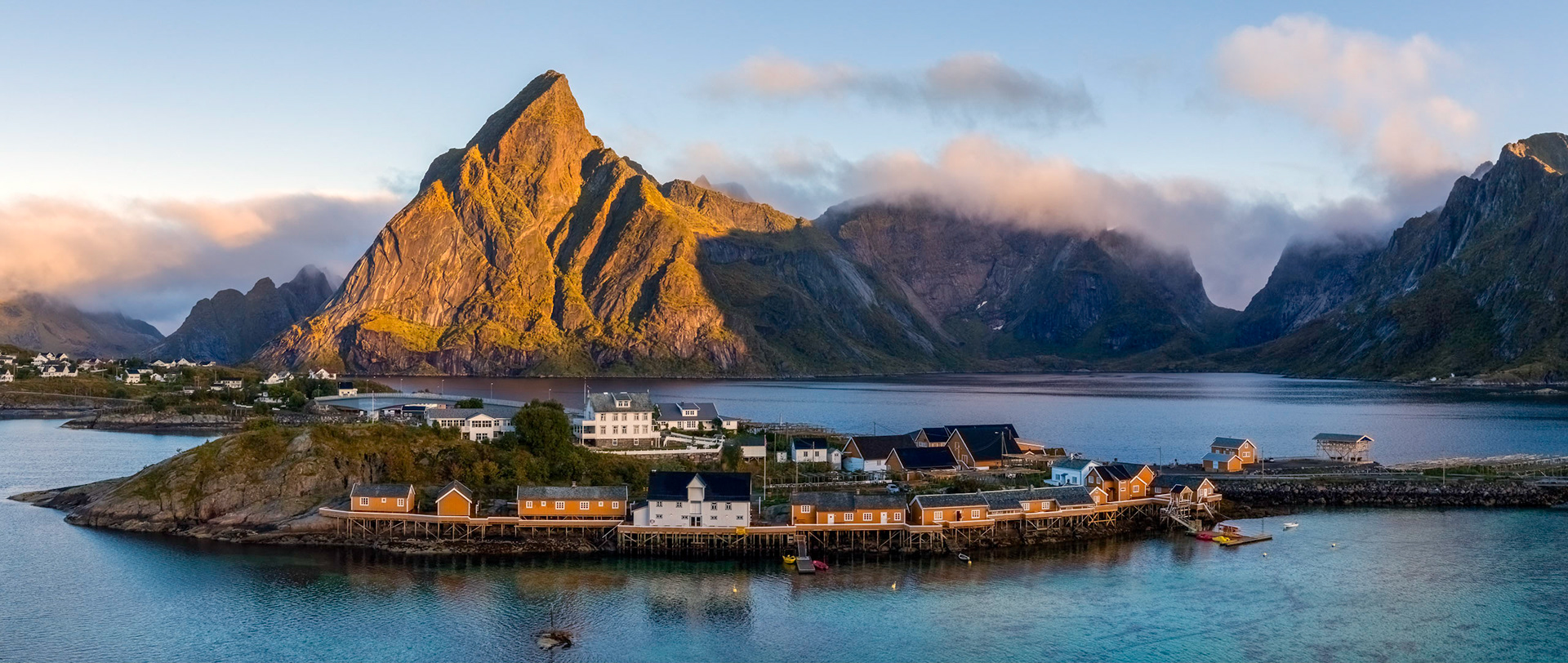 Sakrisøy, Reine, Moskenes. 07:22 am.