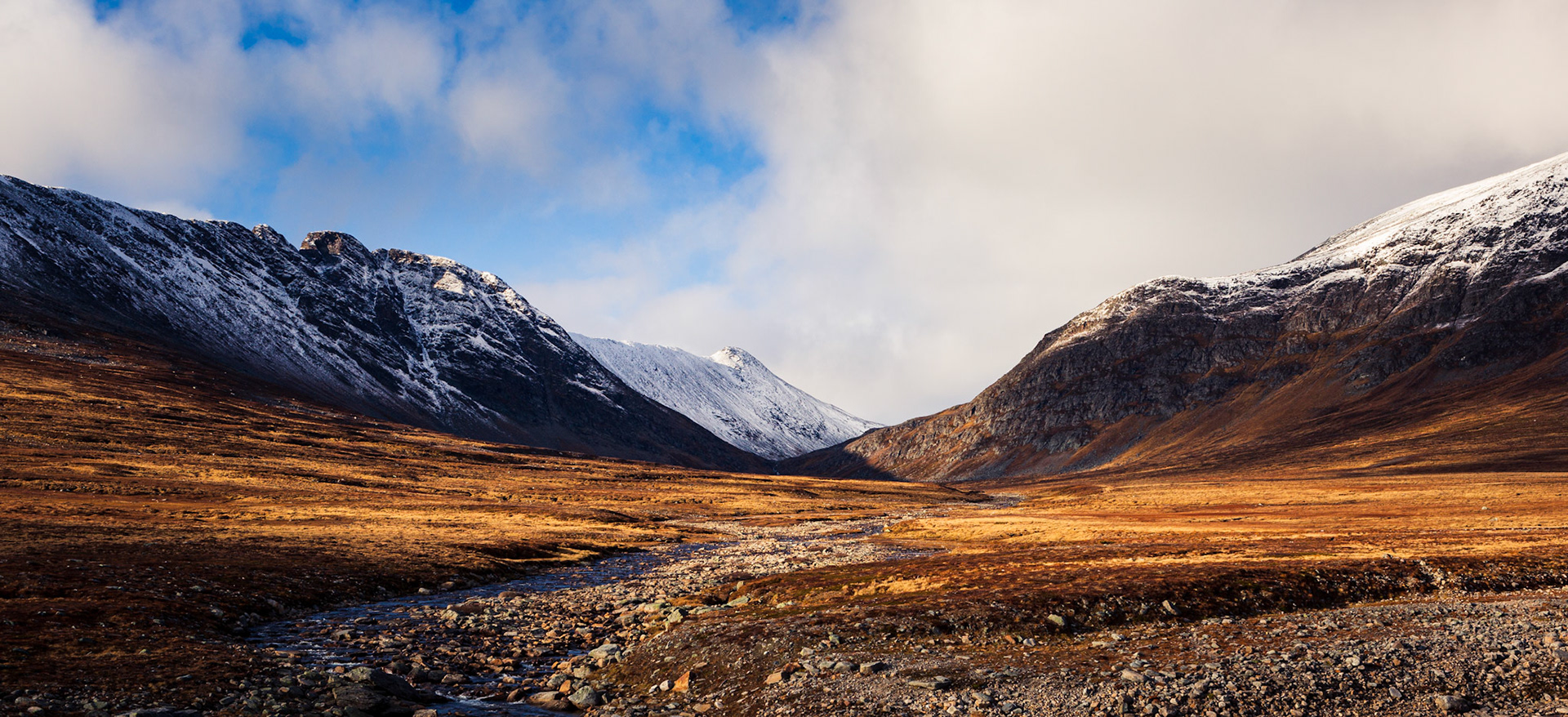As the autumn slowly fades over to winter in the Norwegian mountains the colors turn even more vivid. This partly frozen plateou underneath Blåhøa is one of the most beautiful areas in Trollheimen.
