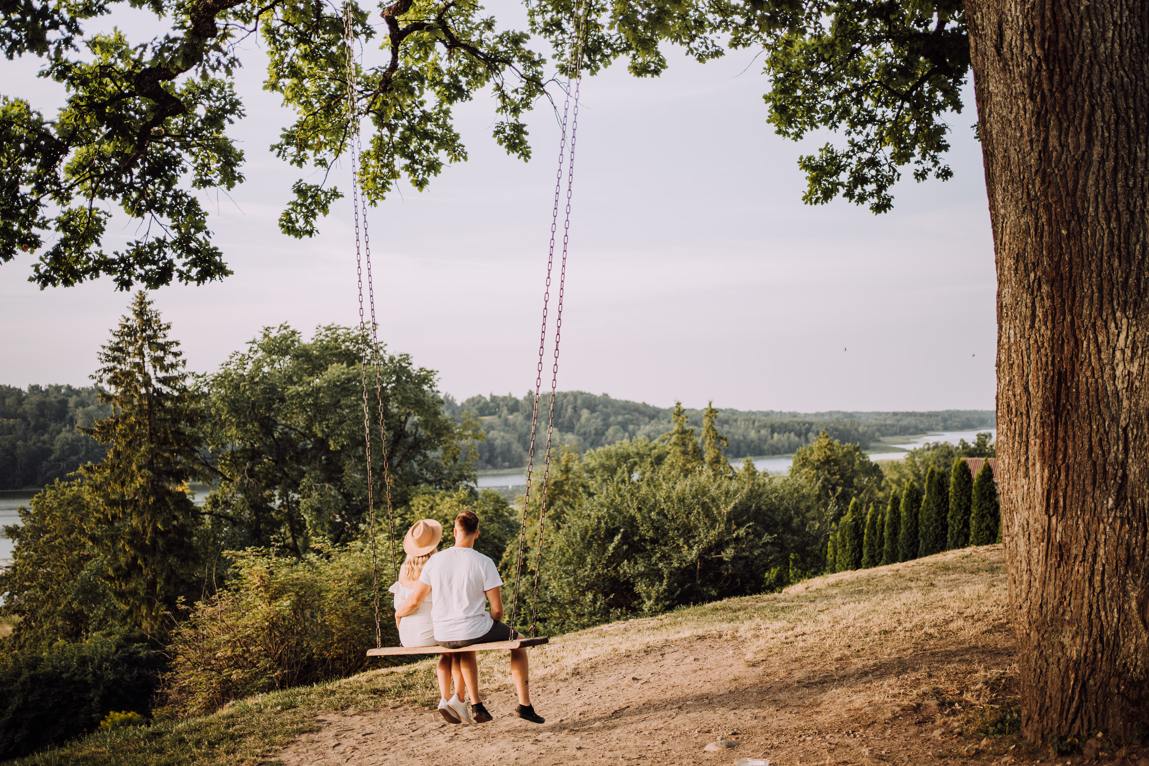 Viljandi tamm kiigega
