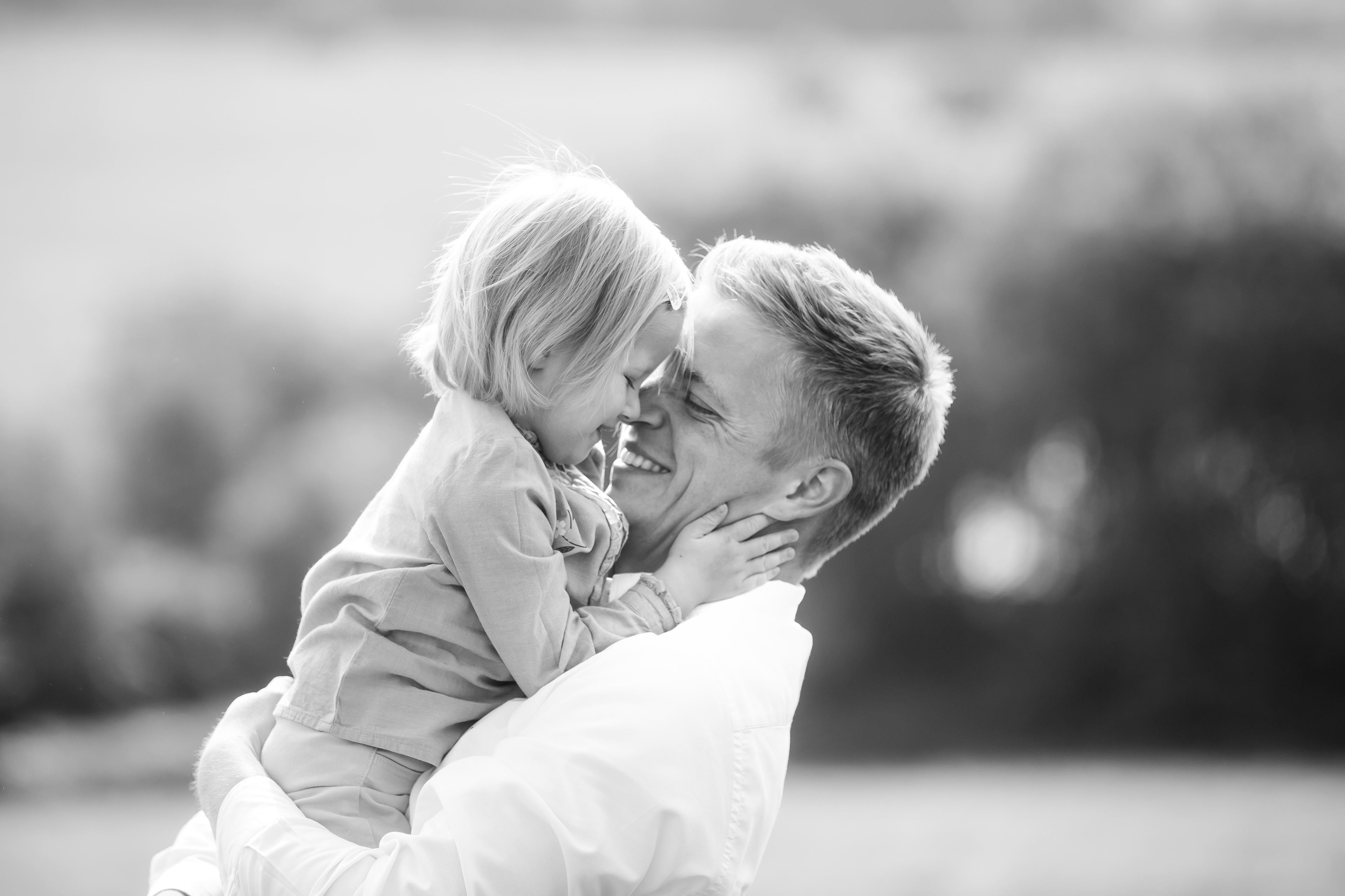 Vater und Tochter schwarz weiß