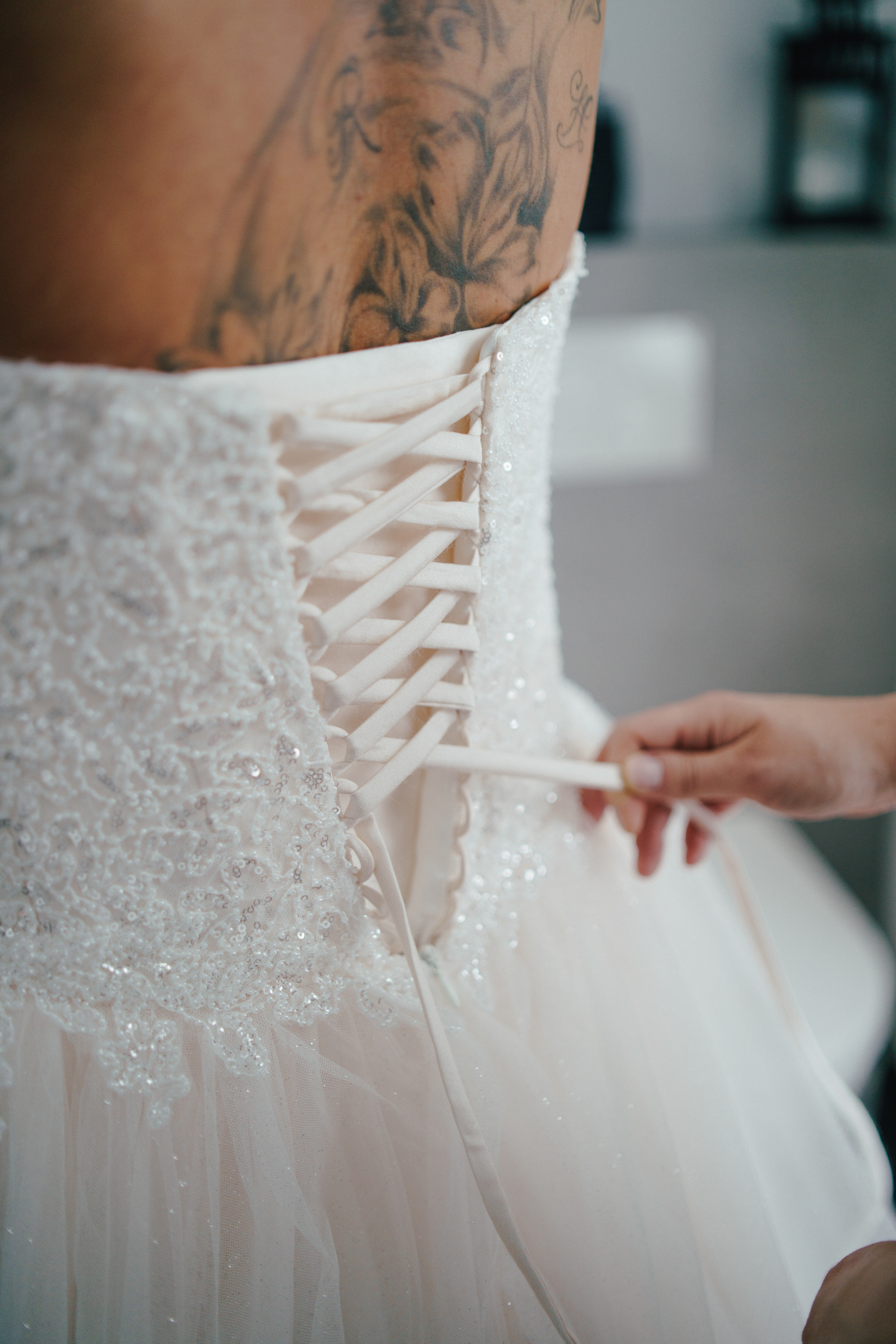 Brautkleid wird verschnürt