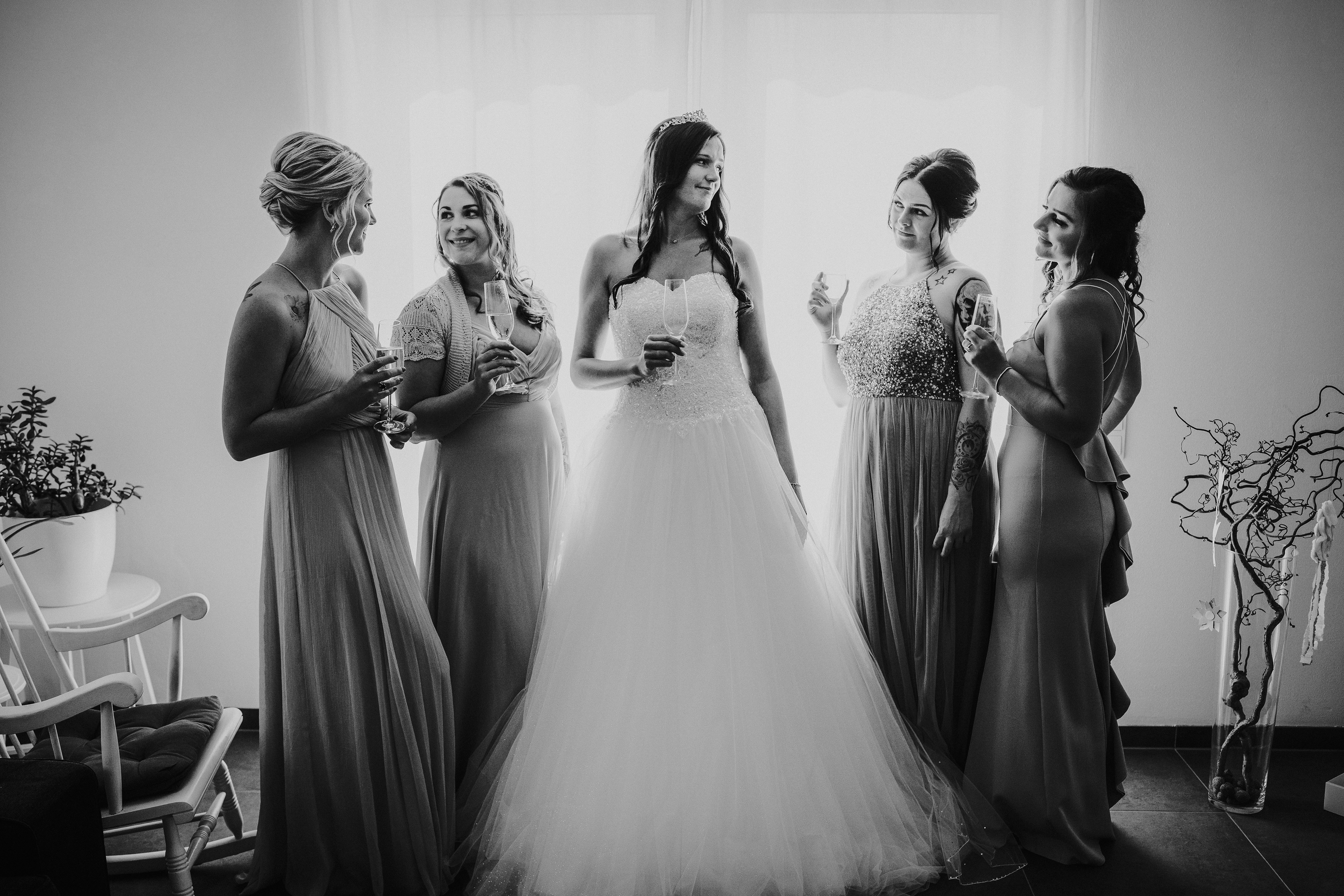 Braut mit Brautjungfern. Bild in Schwarz Weiß