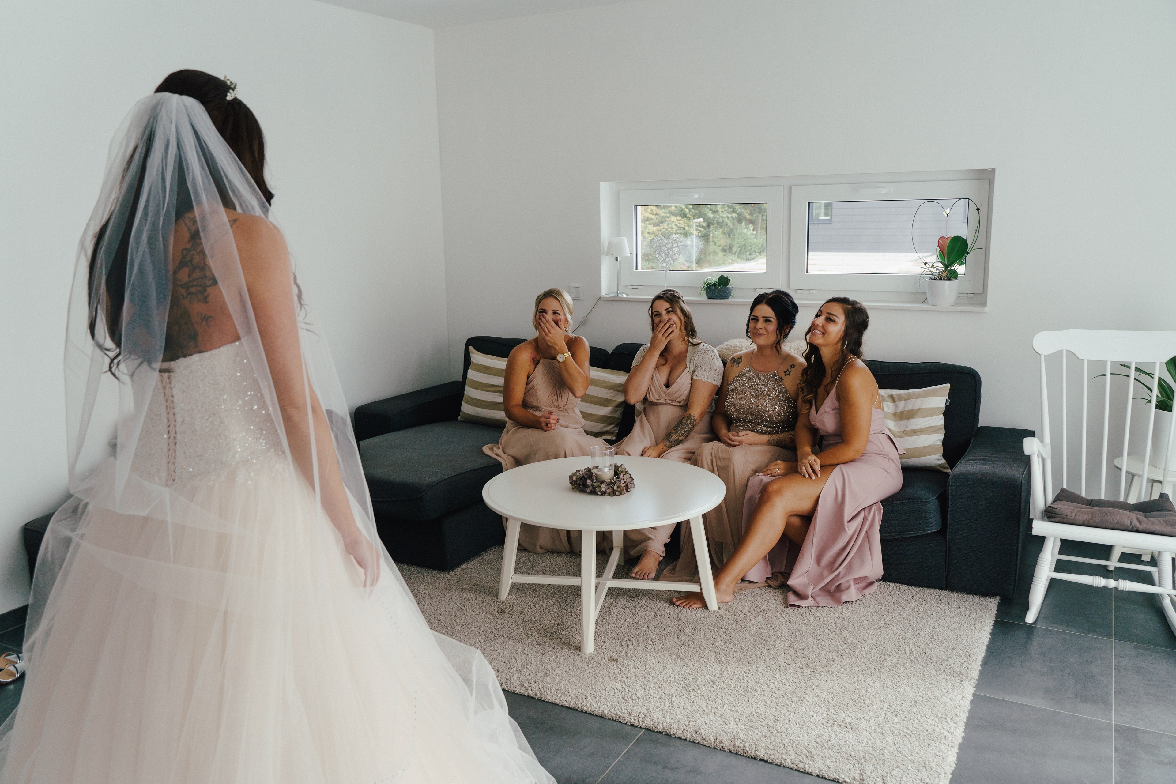 Braut präsentiert Ihr Kleid den Brautjungfern.