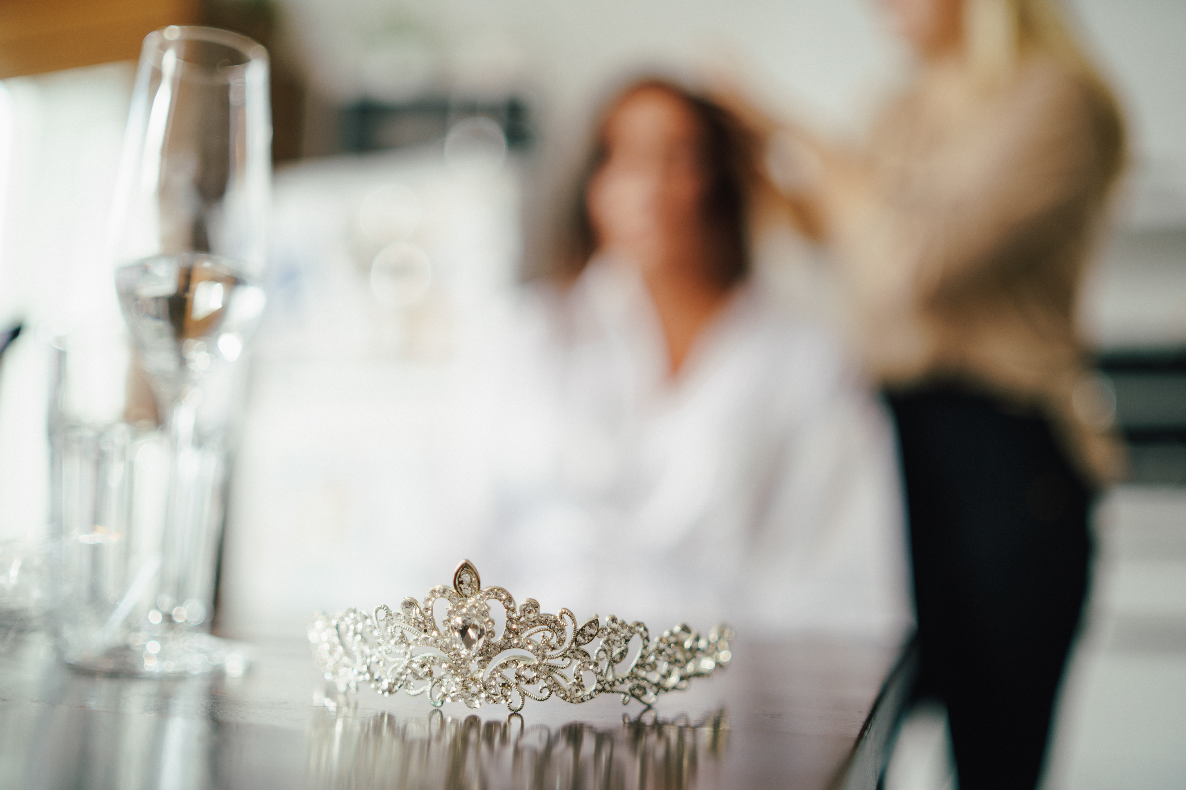 Diadem im Vordergrund. Der Rest in Unschärfe gehalten