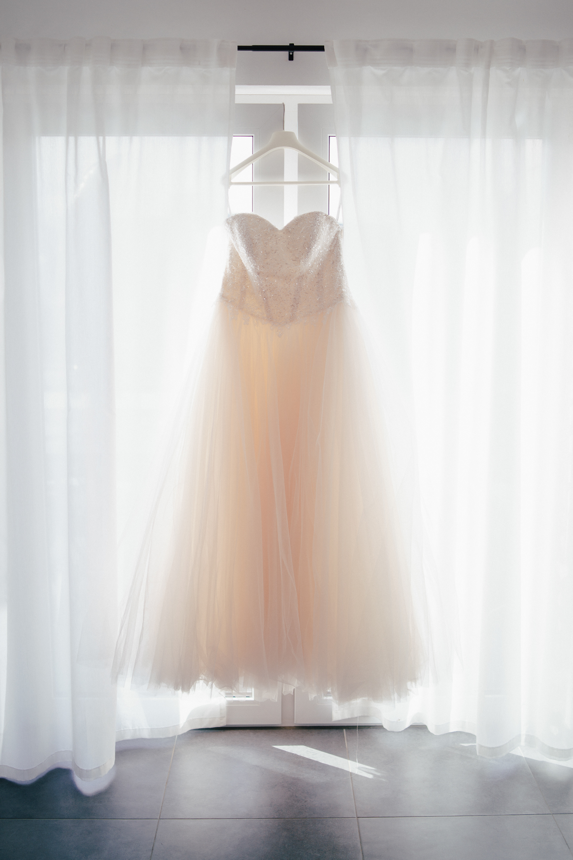 Brautkleid vor Fenster