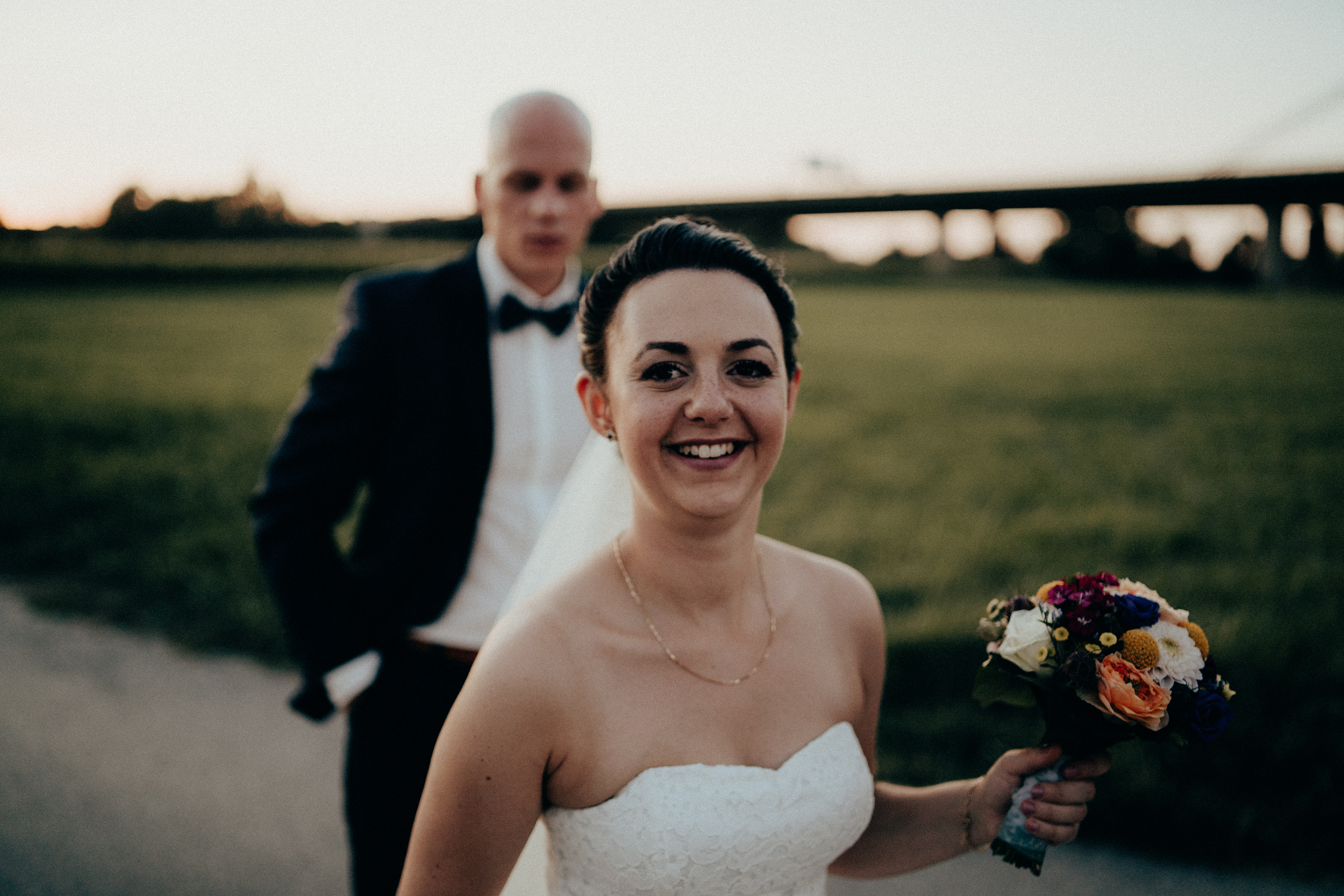 Braut Lacht in Kamera. Paarshooting am Rhein