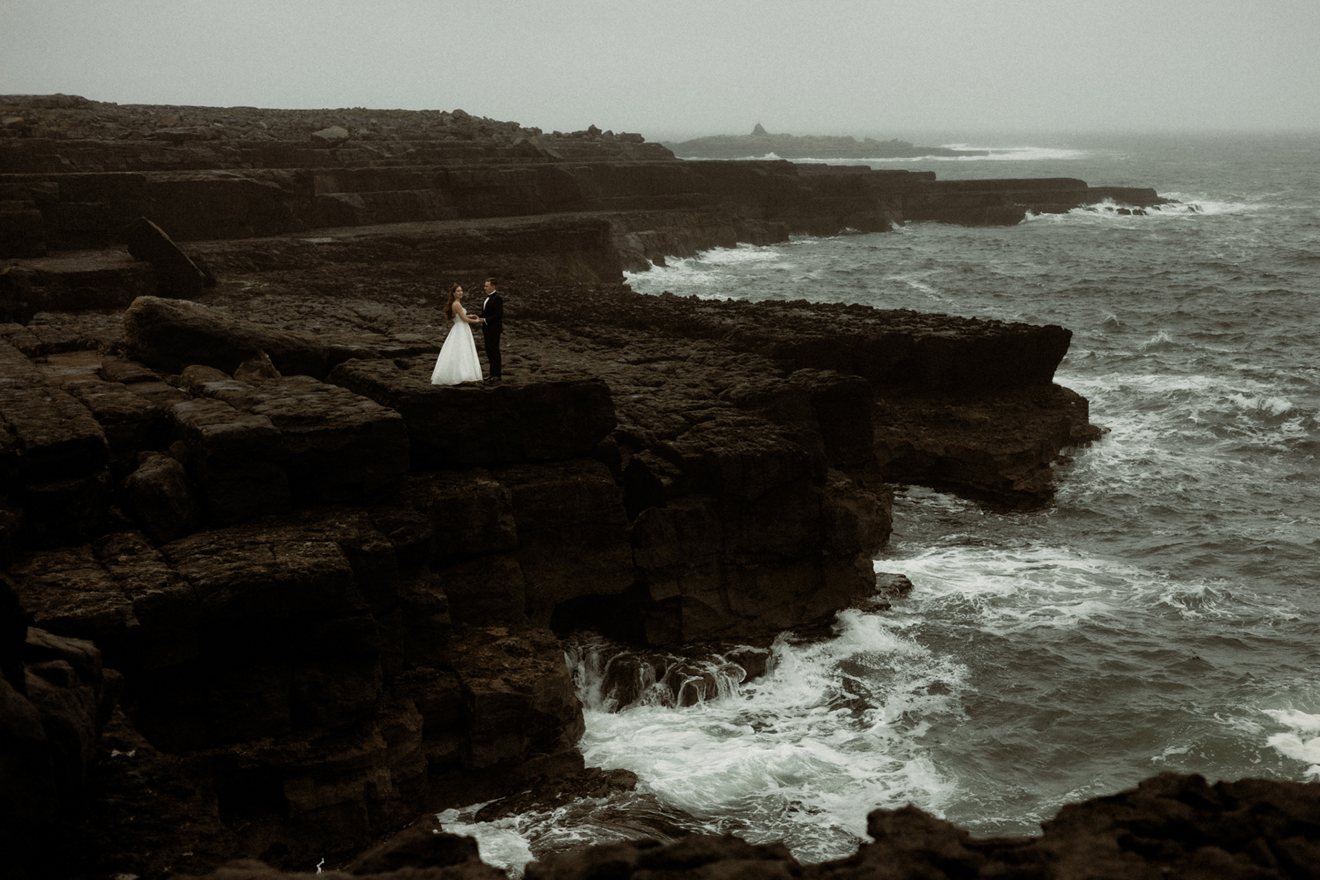 Irlandia sesja ślubna na Klifach przy oceanie