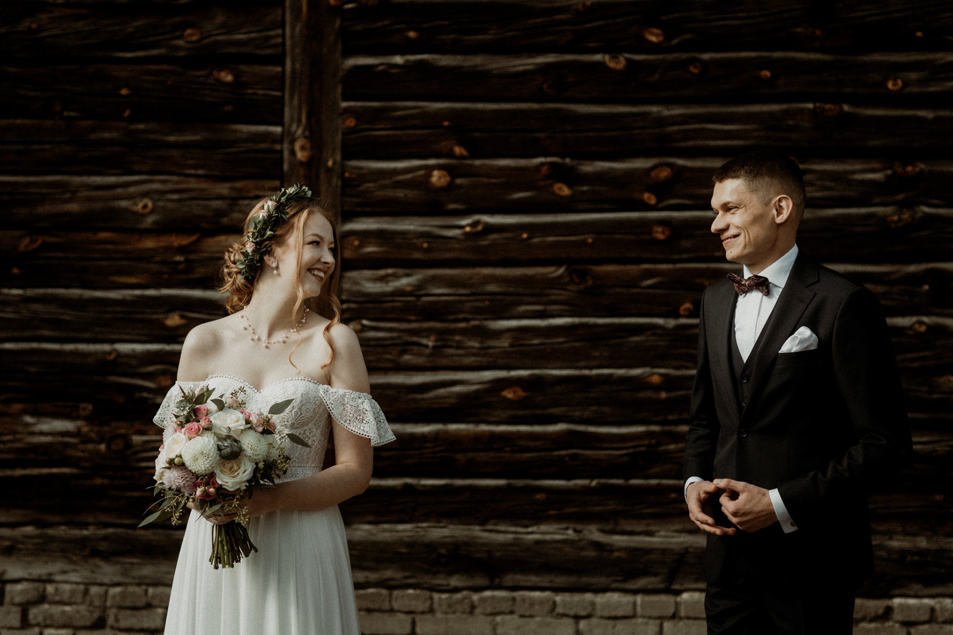 Panna Młoda i Pan Młody i ich First look w ogrodzie