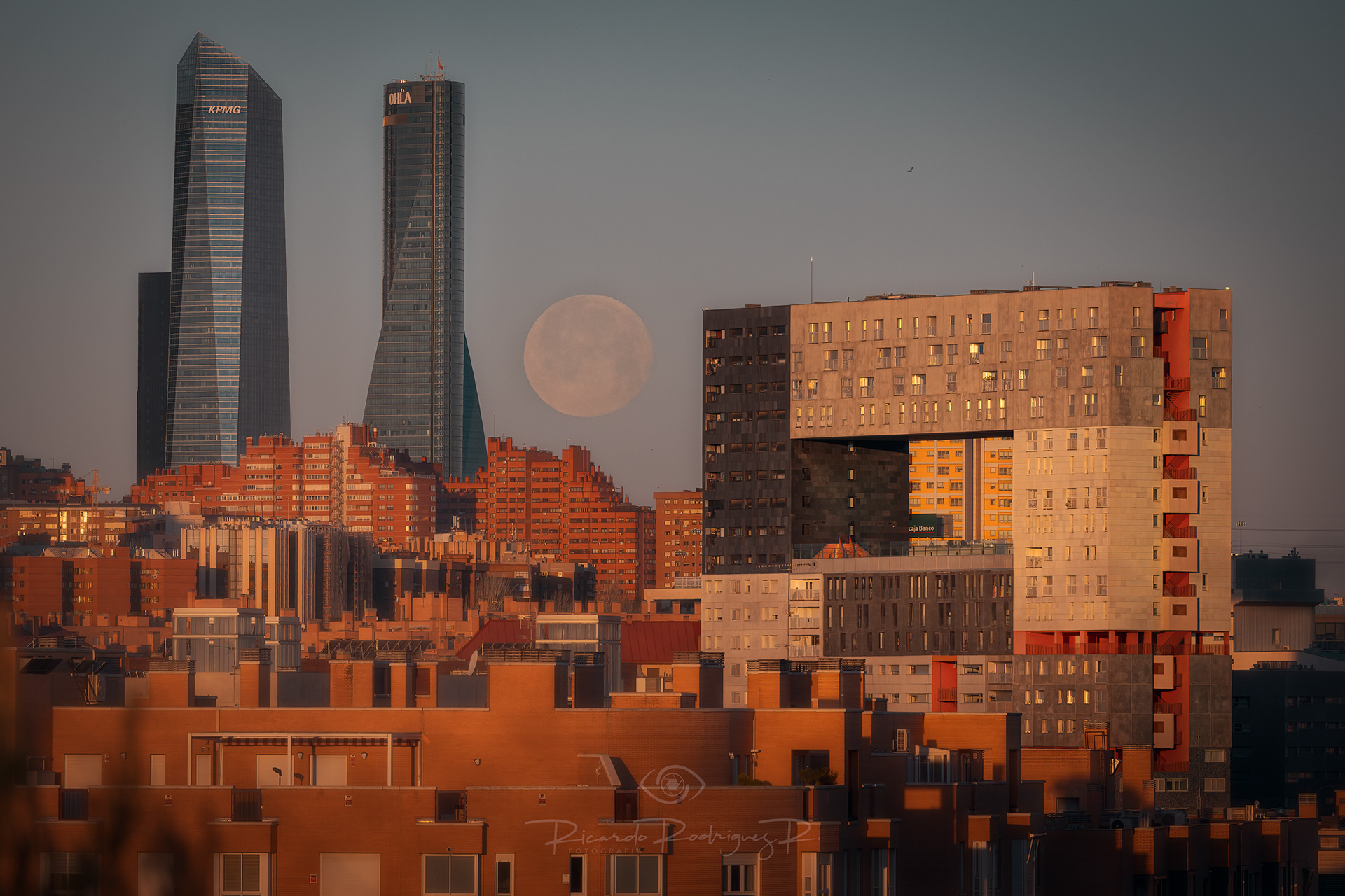 Luna entre las torres y el cubo