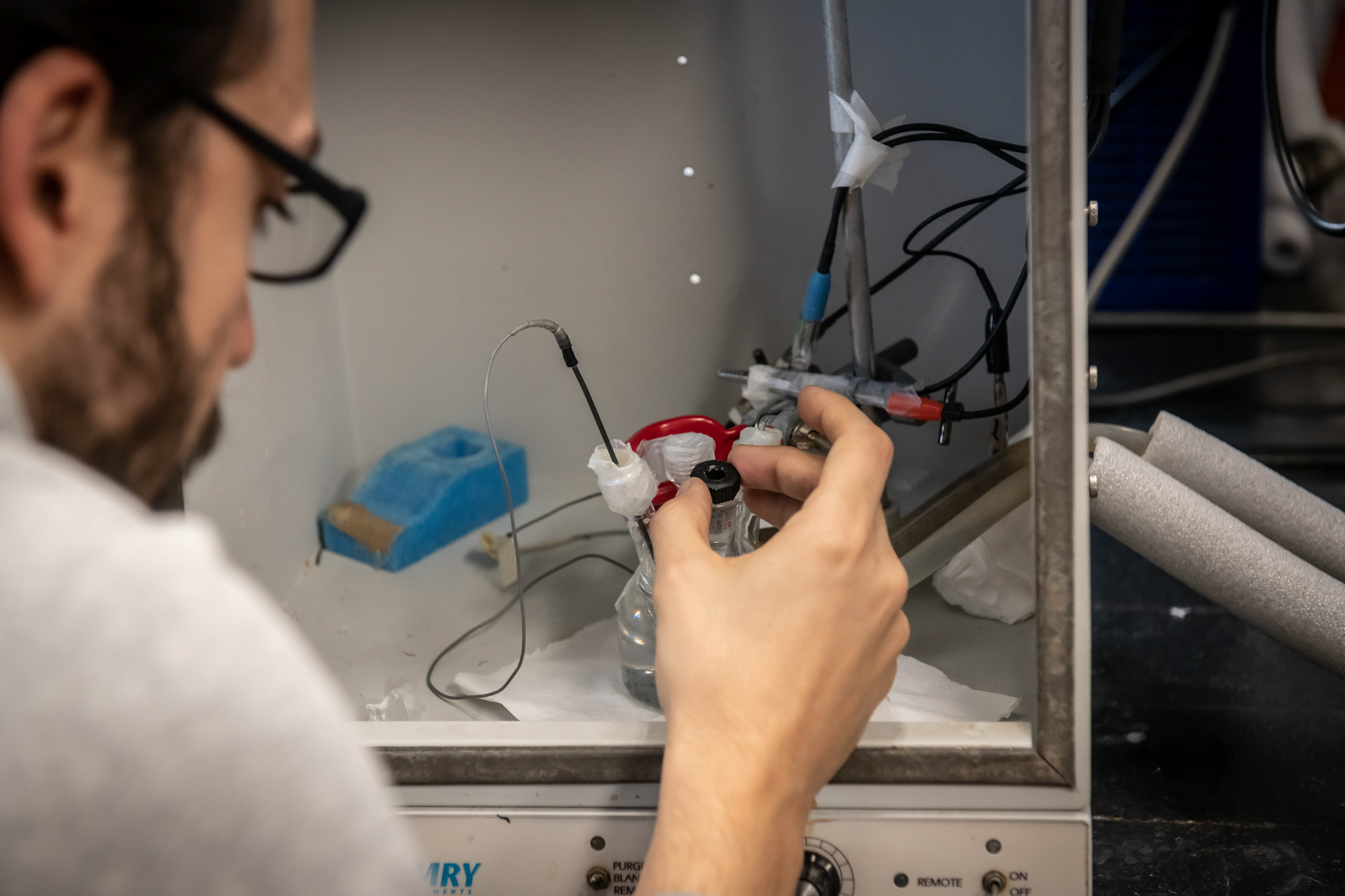 El investigador del conicet Ulises Zitare muestra los Materiales de química y física donde desarrolla sus pruebas de investigación. En el marco de un proyecto del CONICET llamado DESARROLLO Y CARACTERIZACIÓN DE NUEVAS ENZIMAS BACTERIANAS PARA LA VALORIZACIÓN (BIOREFINACIÓN) DE LA LIGNINA. En el INQUIMAE (Instituto de Química Física de los Materiales Medioambiente y Energía). Facultad de ciencias exactas y naturales correspondiente a la Universidad Nacional de Buenos Aires. En la ciudad Autónoma de buenos aires el 15 de septiembre del 2023.