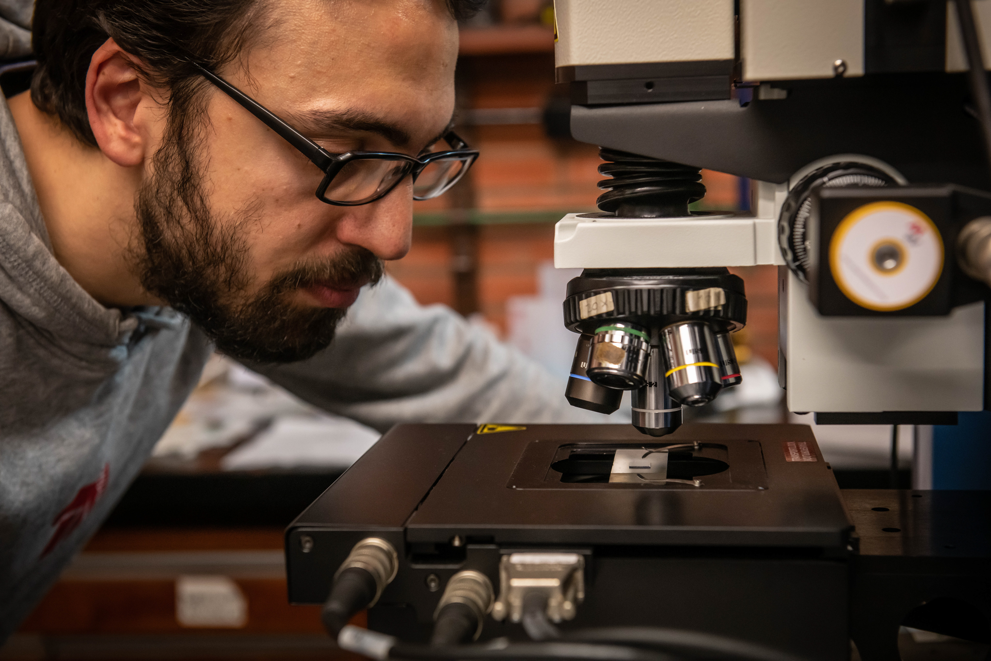 Ulises Zitare, investigador del CONICET, observa proteínas a través de un microscopio. En el departamento de química inorgánica, analítica y química física, donde desarrolla sus tareas laborales. en el interior de la Facultad de ciencias exactas y naturales correspondiente a la Universidad Nacional de Buenos Aires. En la ciudad Autónoma de buenos aires el 15 de septiembre del 2023.