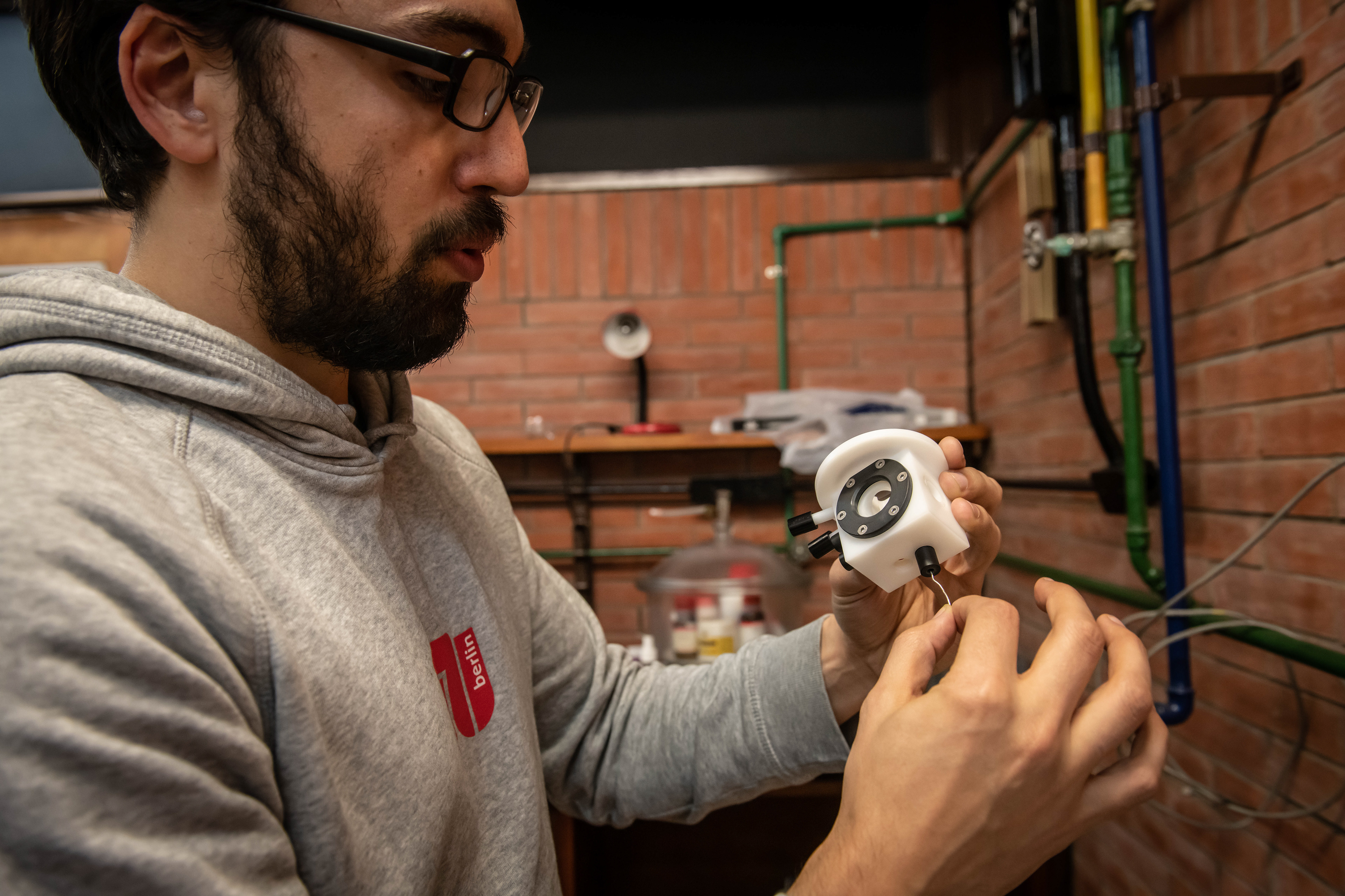 El investigador del conicet Ulises Zitare muestra los Materiales de química y física donde desarrolla sus pruebas de investigación. En el marco de un proyecto del CONICET llamado DESARROLLO Y CARACTERIZACIÓN DE NUEVAS ENZIMAS BACTERIANAS PARA LA VALORIZACIÓN (BIOREFINACIÓN) DE LA LIGNINA. En el INQUIMAE (Instituto de Química Física de los Materiales Medioambiente y Energía). Facultad de ciencias exactas y naturales correspondiente a la Universidad Nacional de Buenos Aires. En la ciudad Autónoma de buenos aires el 15 de septiembre del 2023.
