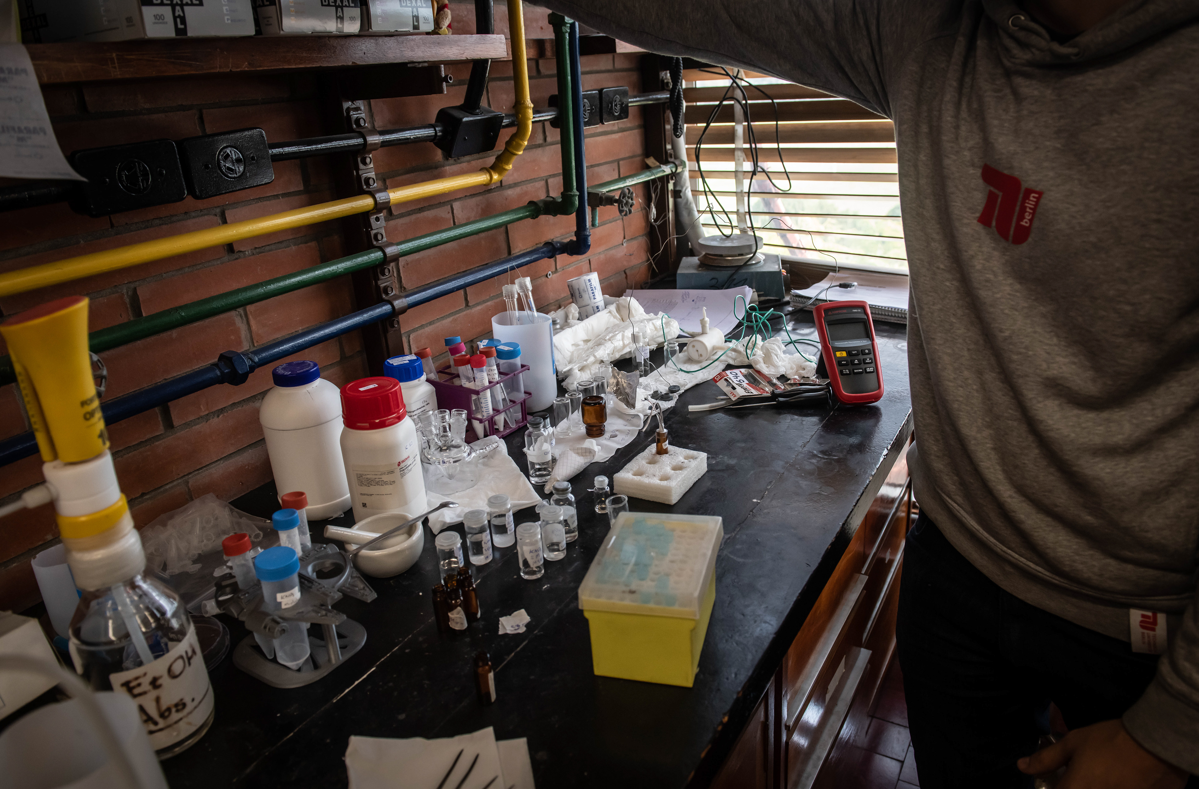 El investigador del conicet Ulises Zitare muestra los Materiales de química y física donde desarrolla sus pruebas de investigación. En el marco de un proyecto del CONICET llamado DESARROLLO Y CARACTERIZACIÓN DE NUEVAS ENZIMAS BACTERIANAS PARA LA VALORIZACIÓN (BIOREFINACIÓN) DE LA LIGNINA. En el INQUIMAE (Instituto de Química Física de los Materiales Medioambiente y Energía). Facultad de ciencias exactas y naturales correspondiente a la Universidad Nacional de Buenos Aires. En la ciudad Autónoma de buenos aires el 15 de septiembre del 2023.
