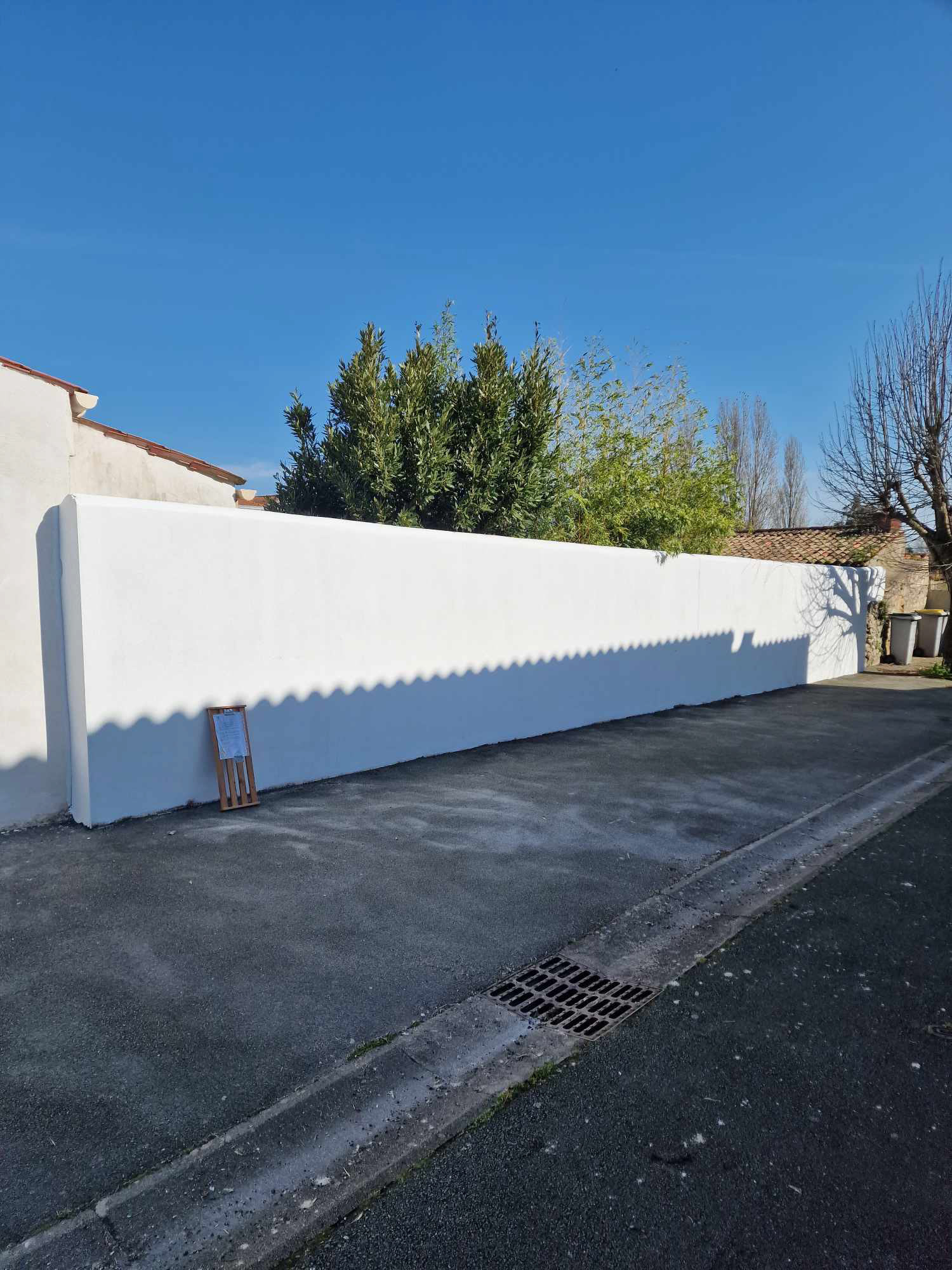 Après traitement anti-mousse fongicide + karcher + peinture spécial façade D2