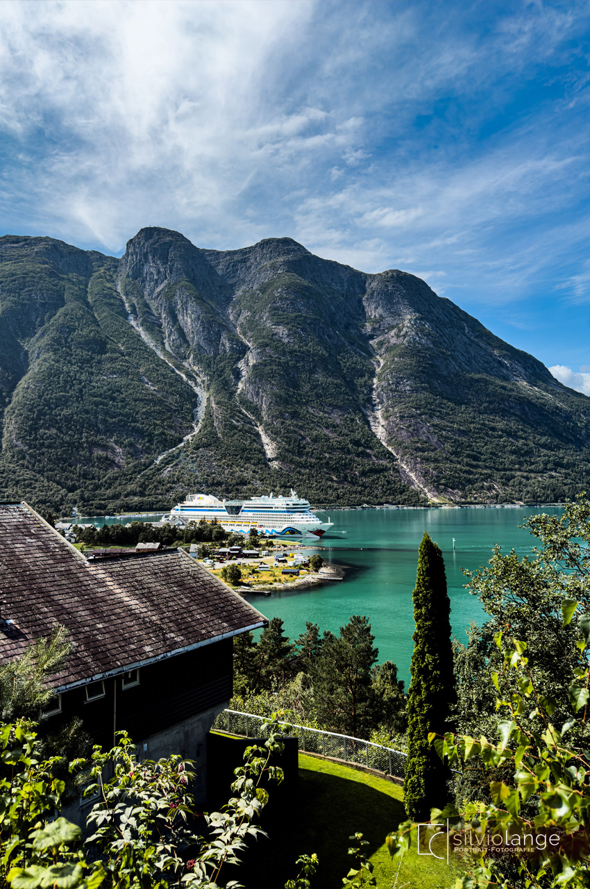 Eidfjord mit Blick auf den Hardangerfjord und der Aida Diva