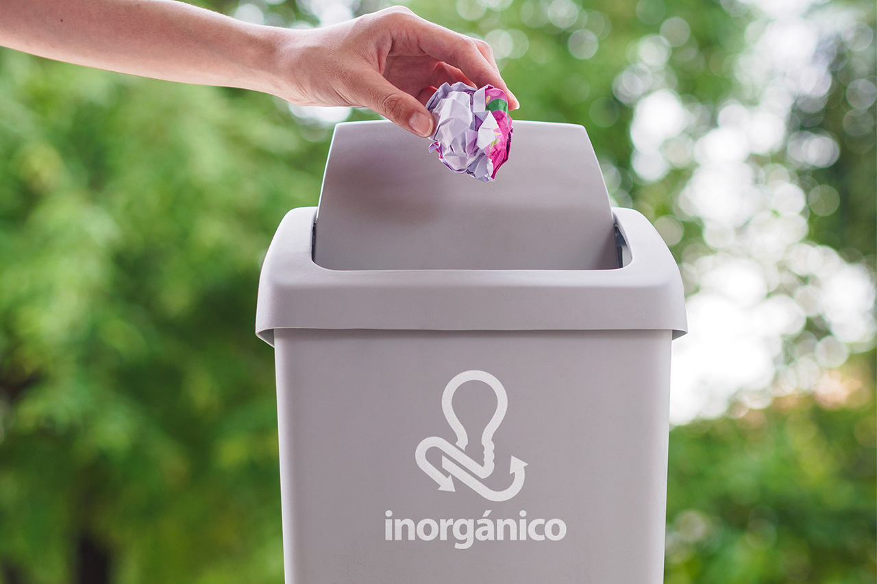 Cesto de basura con símbolo de residuos inorgánicos. SEMARNAT, México. Diseño: Leo Pecina