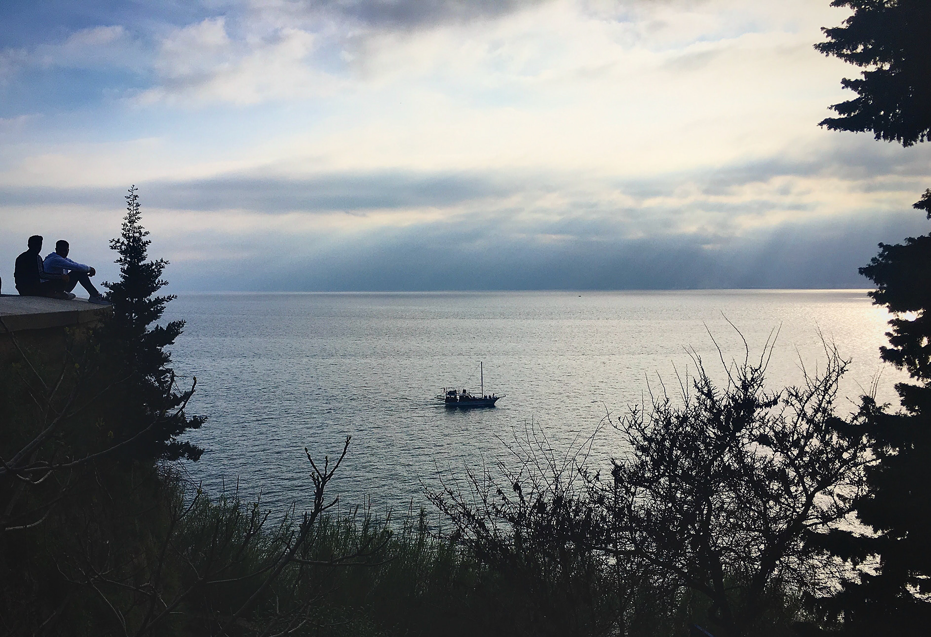 Vista do Mar Mediterrâneo no parque Karaalioglu - Antalya, Turquia - 2019