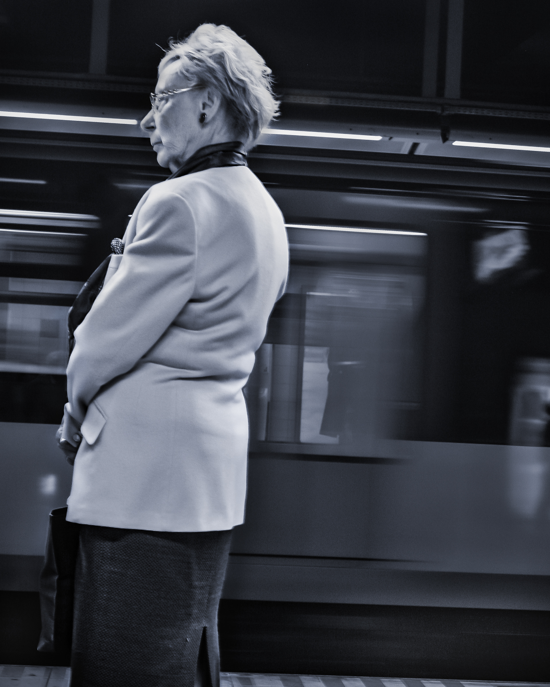 Enquanto eu tirava fotos, esta senhora aguardava pacientemente o metrô. Ela parecia parada no tempo, projetava calma. Bruxelas, 2014.