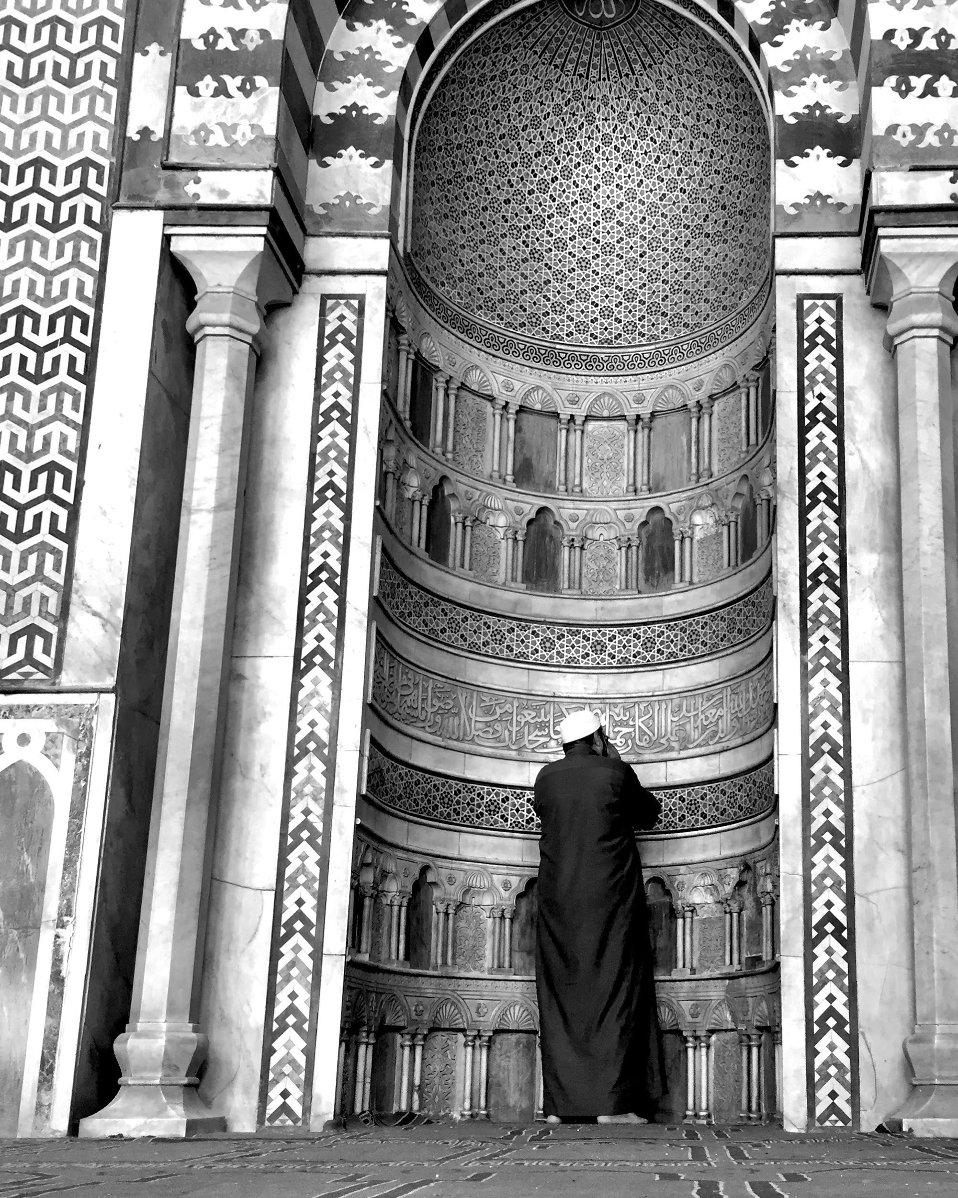 Era minha primeira vez dentro de uma mesquita, e enquanto eu me maravilhava com os detalhes da construção, um senhor começou um canto de oração em um dos nichos. Todos à sua volta pararam para admirar, o poder e a beleza da sua oração. Mesmo sem entender o que ele estava falando, eu conseguia sentir a fé no seu canto. Cairo, Egito, 2018