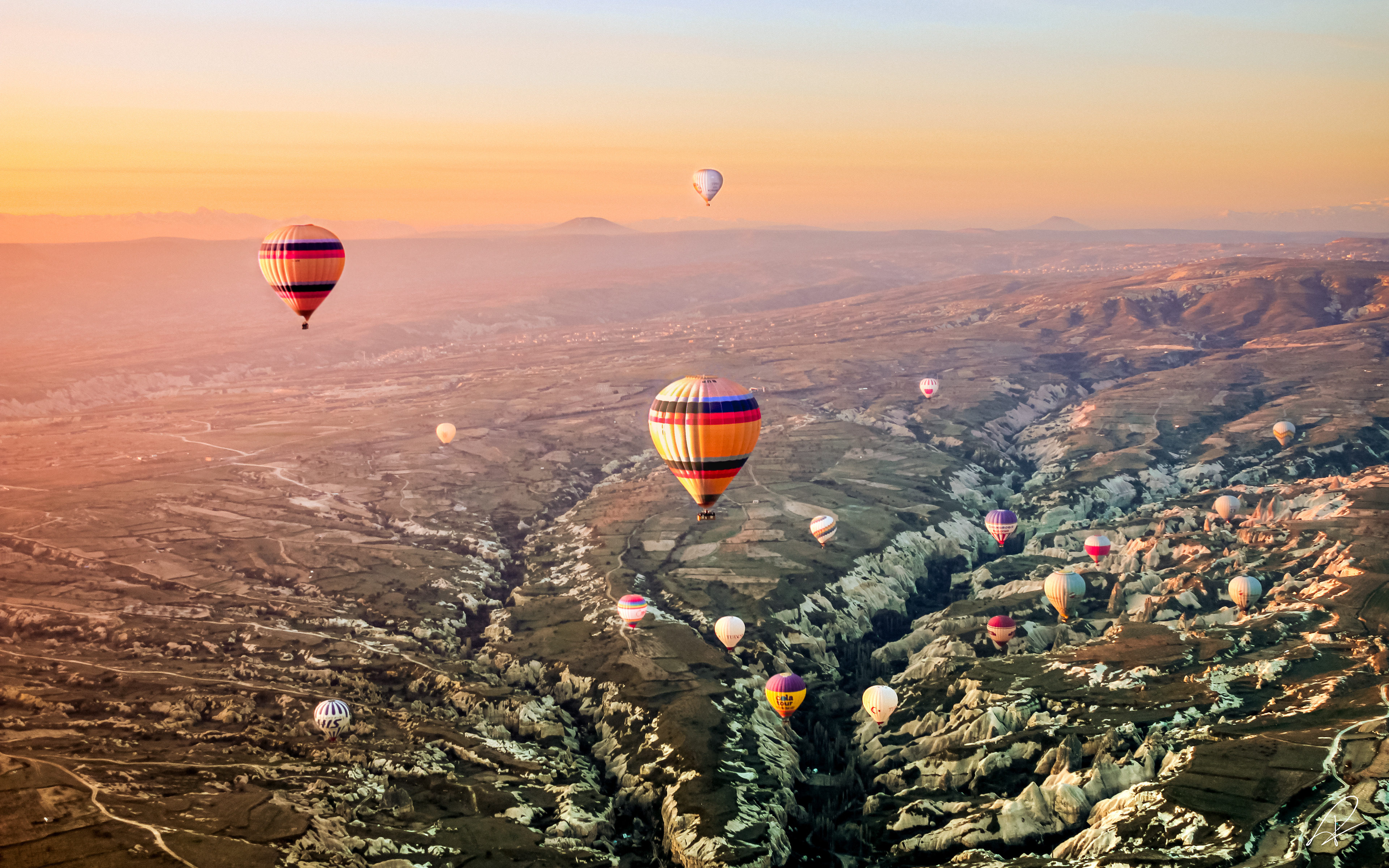 Balões voando ao amanhecer - Capadócia, Turquia - 2019