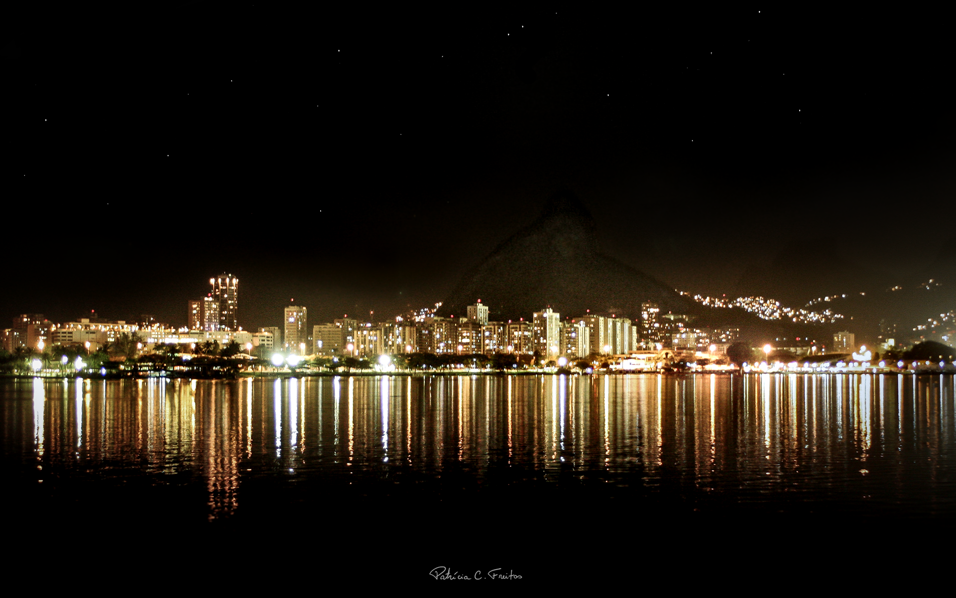Reflexos noturnos no mar - Rio de Janeiro, Brasil - 2013