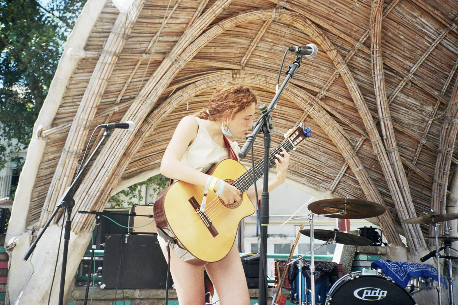l'edna afina la guitarra al música sense fronteres