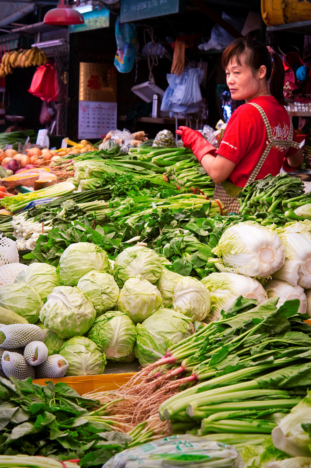 A woman in a street market in Mong Kok (Hong Kong).. 