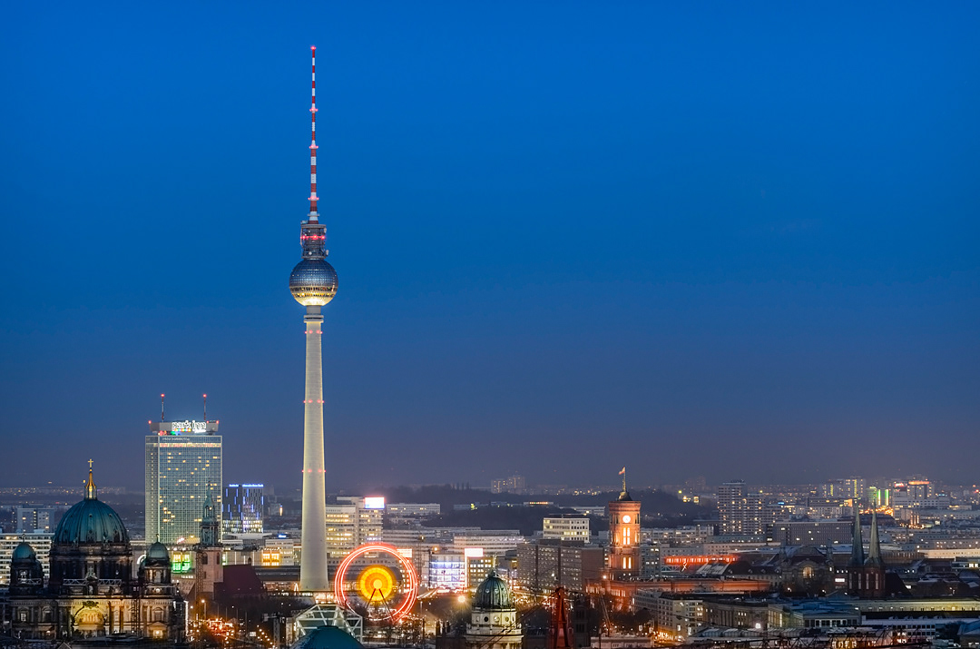 Berlín Fernsehturm (TV tower).