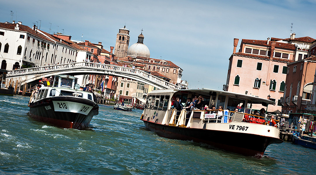 Ponte dei Scalzi & vaporettos. 