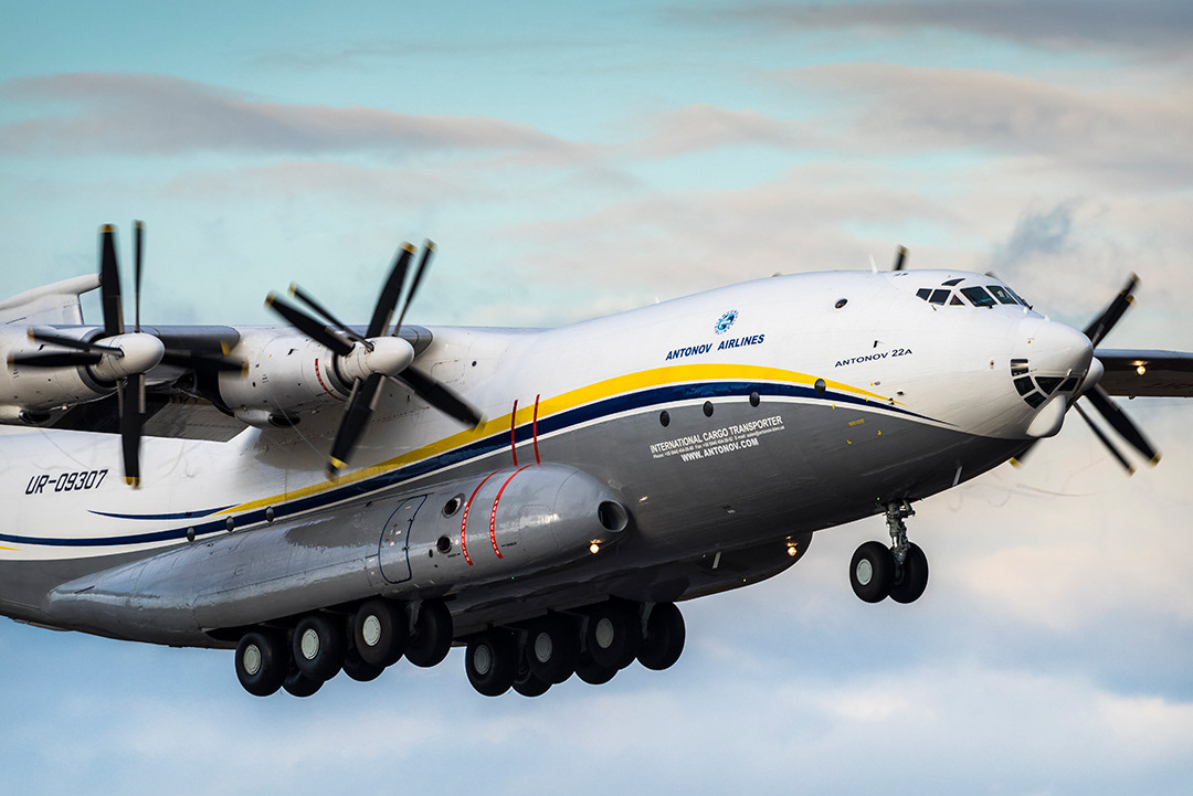 Antonov An-22a "Antei" landing.