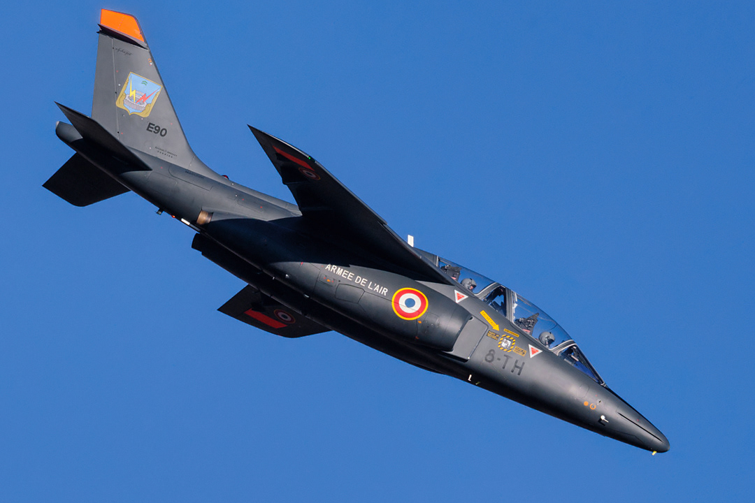 Dassault/Dornier Alpha Jet de Armée de l'air in flight.