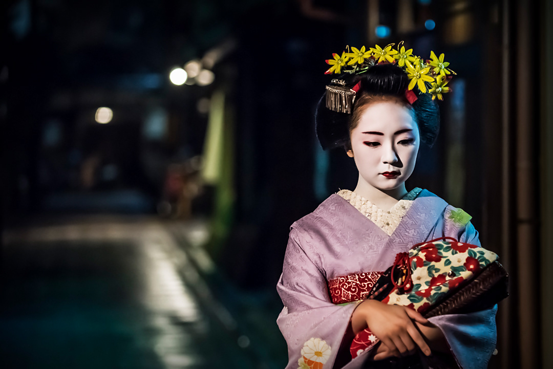 Maiko(an apprentice geisha)in the streets of Gion, Kyoto.