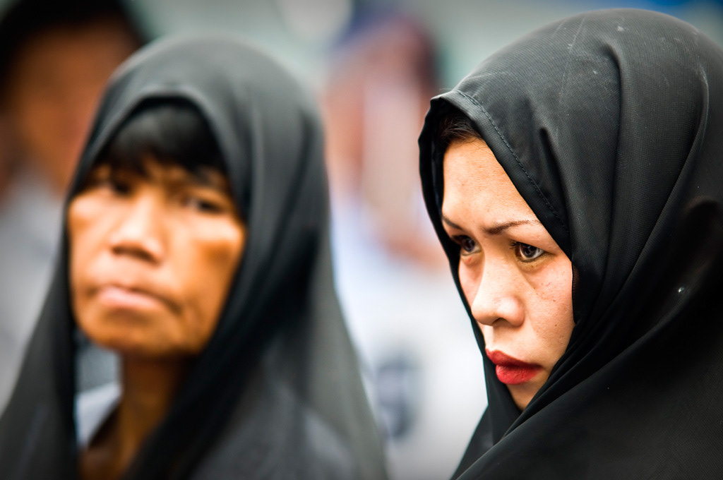  Women in a Holy Week procession near Quiapo church (Manila).. 