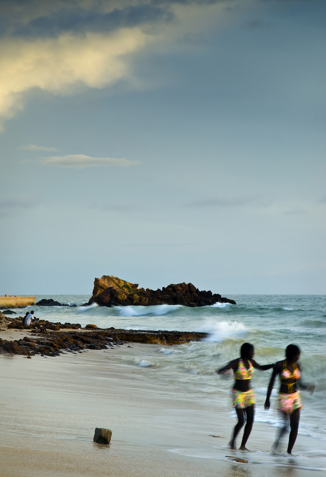 Girls in Tubab Dialaw´s beach. 
