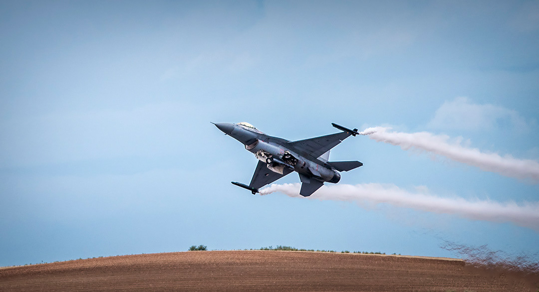 F16 of the Squadron 301 "Jaguares" of the Portuguese Air Force in 'Aire 75' Air show.