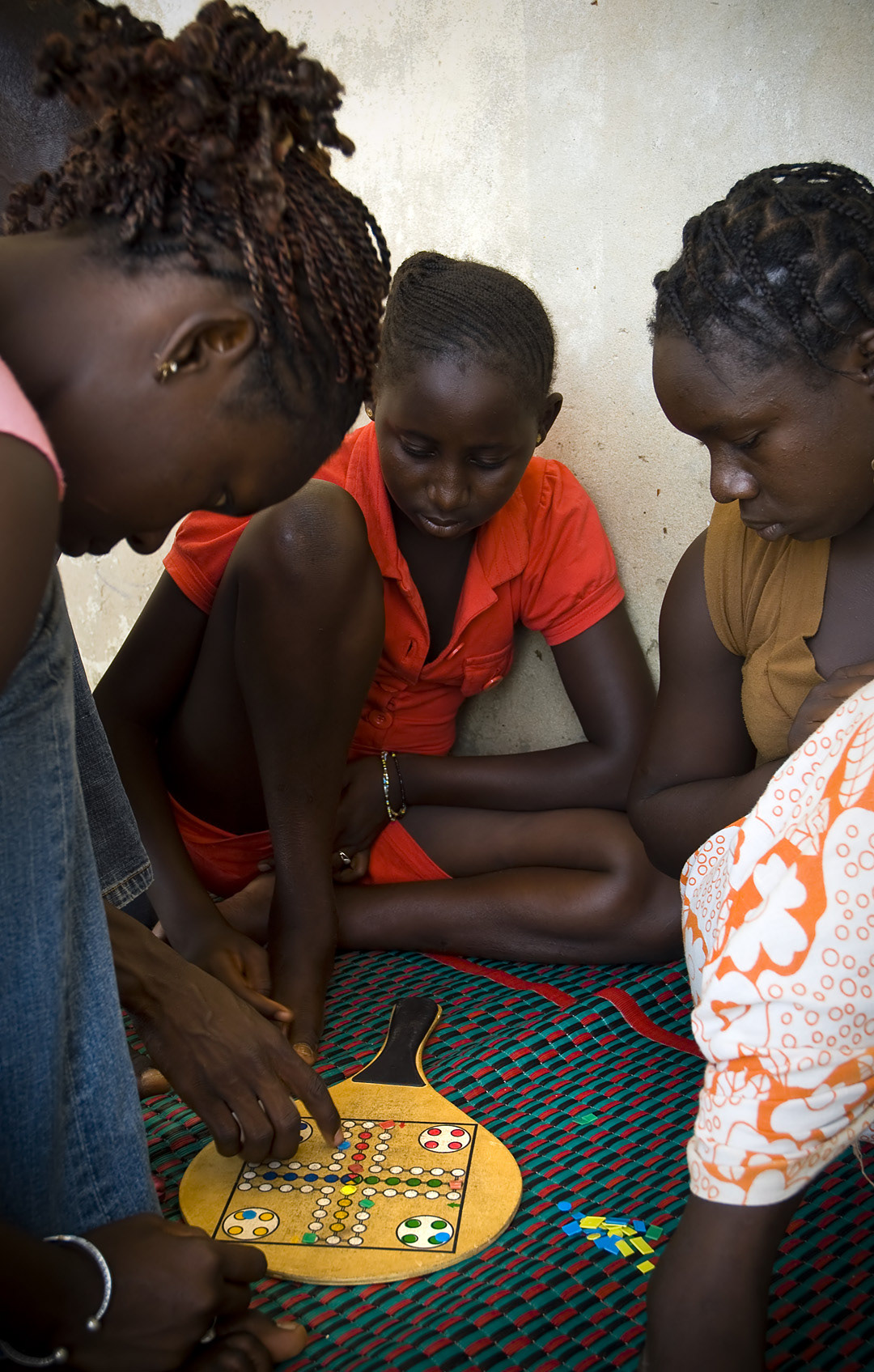 Girls playing Parchis in Goreé. 
