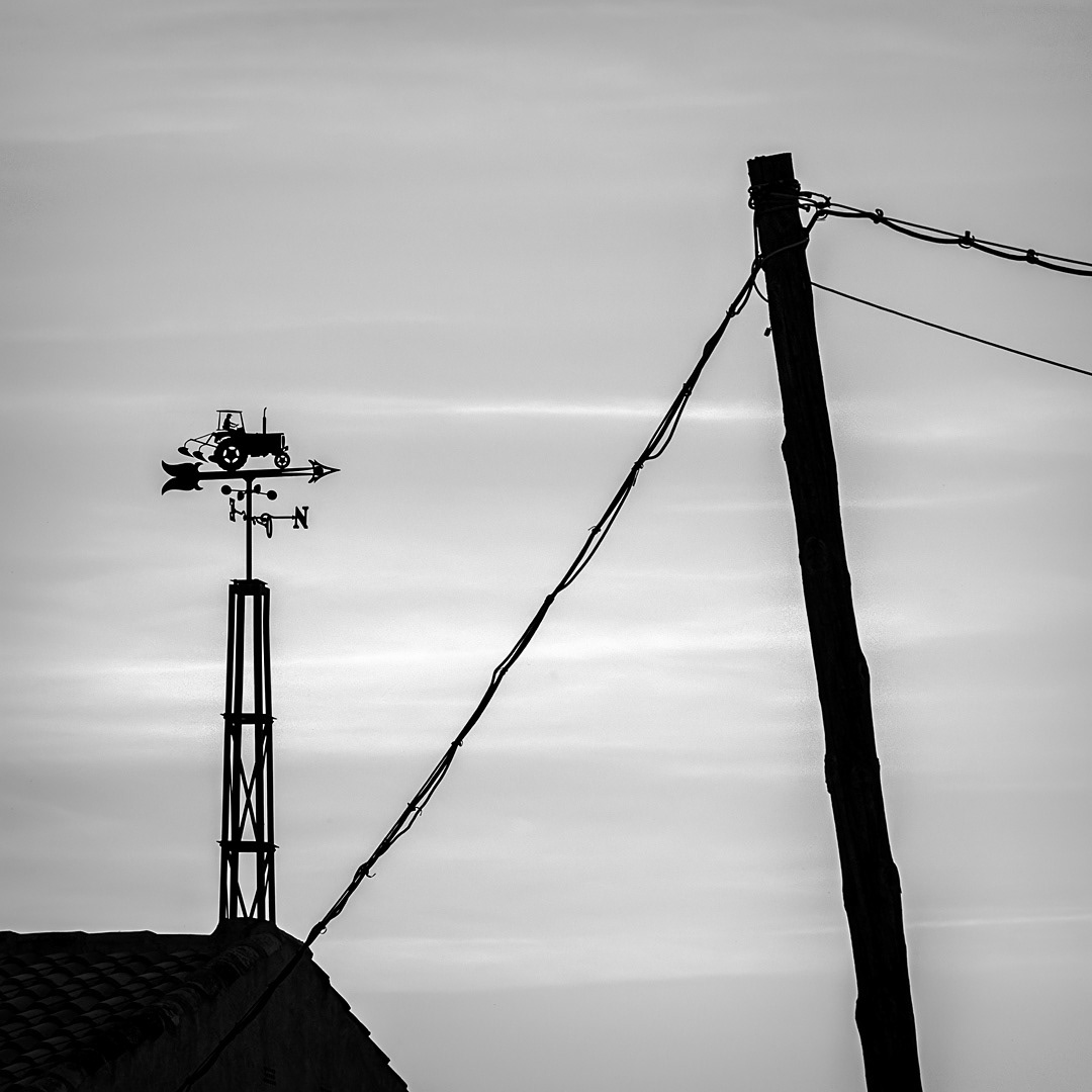 03 Veleta sobre un edificio cerca de la Estación de Cabra - Alicún