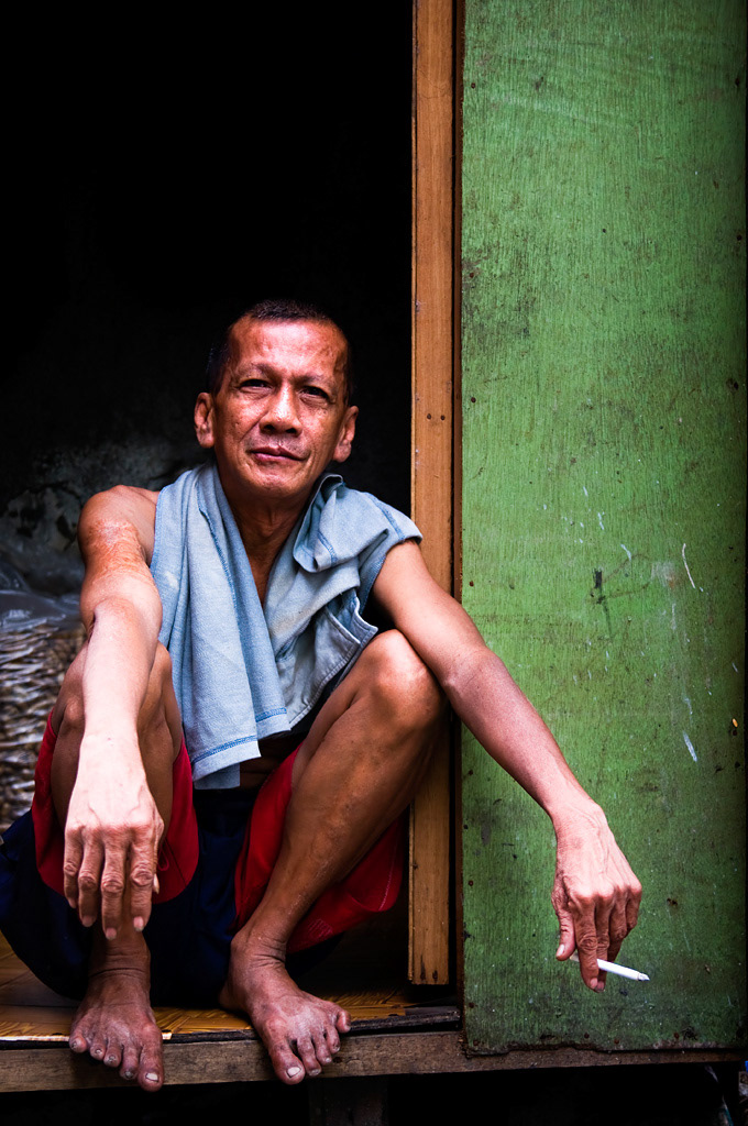 A man at the door of his house in Pasay Cit (Manila).